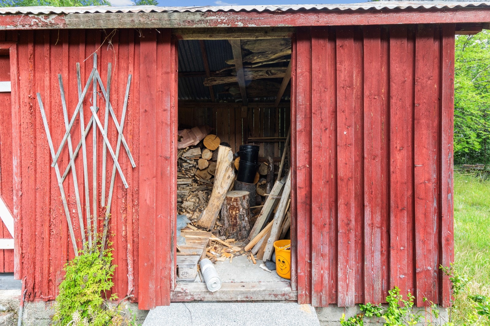 I tillegg til boligen er det to eldre uthus på eiendommen. Galleribilde
