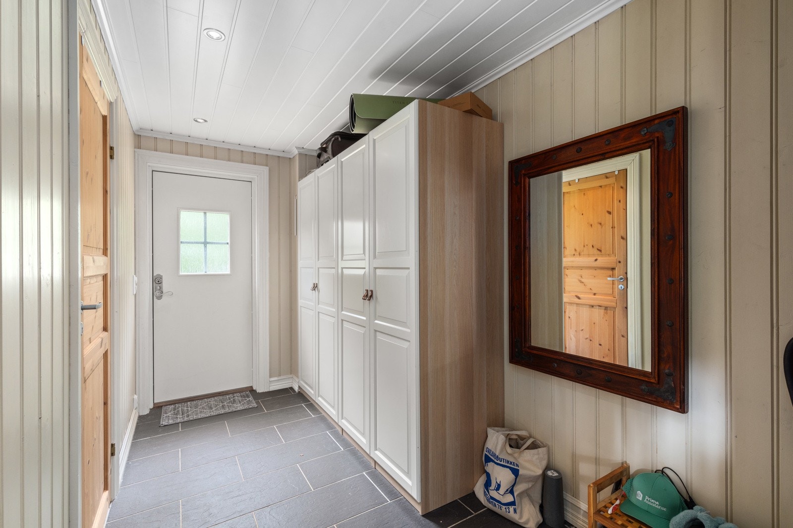 Praktisk garderobeinnredning i gangen. Galleribilde