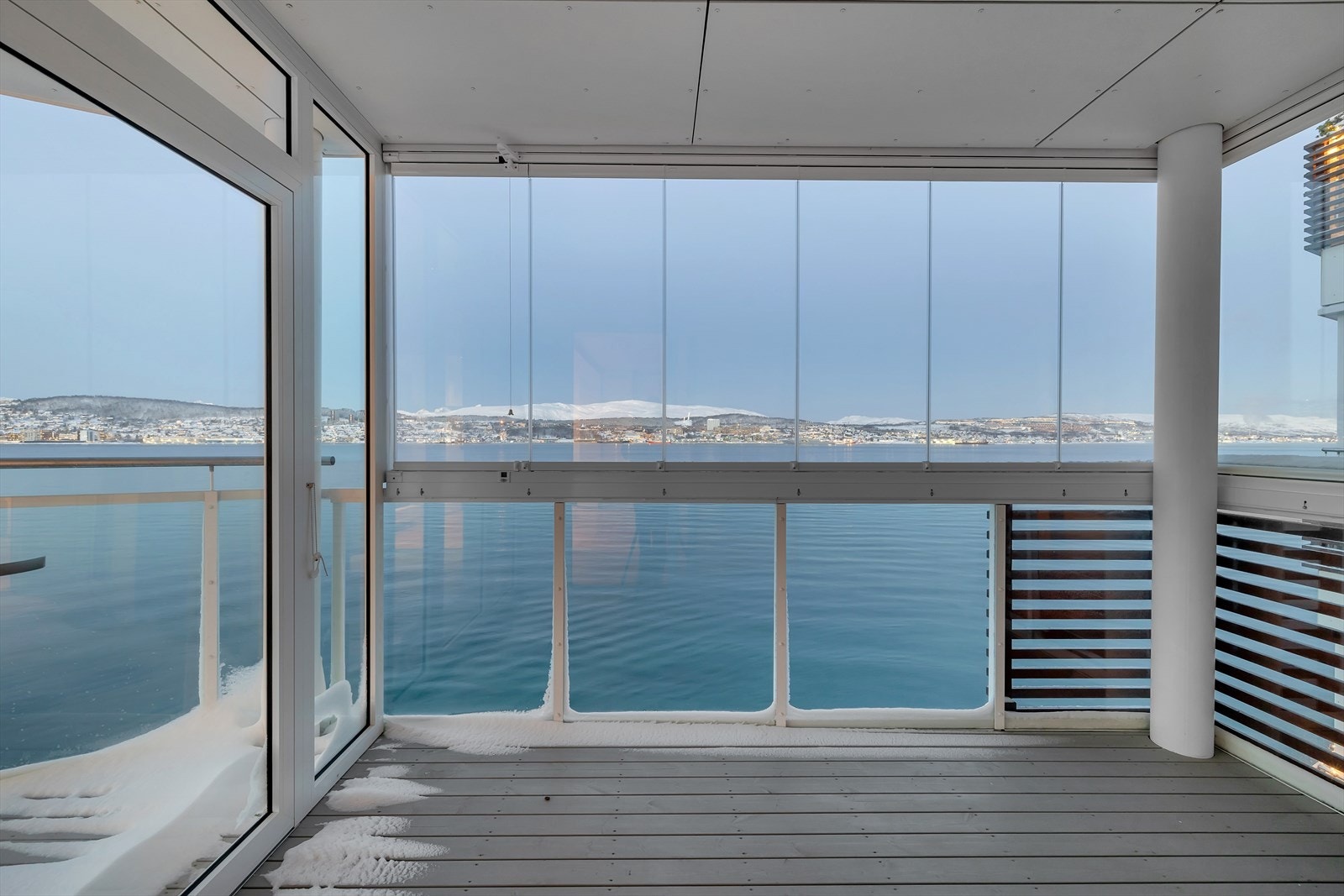 Utgang til stor overbygget veranda Galleribilde