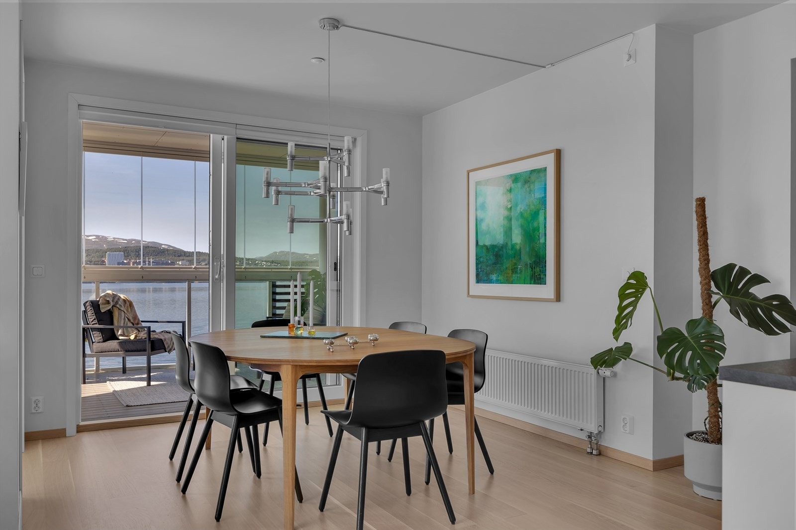 Utgang til innglasset balkong gjennom skyvedør Galleribilde