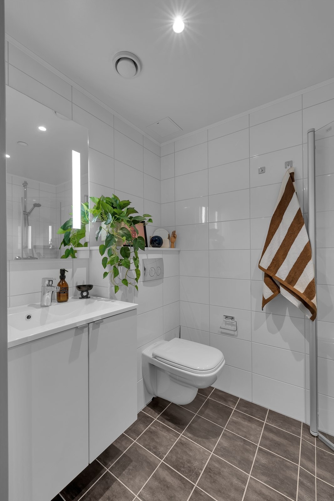 Bad i tilknytning til hovedsoverom er flislagt og har guvlvarme Galleribilde