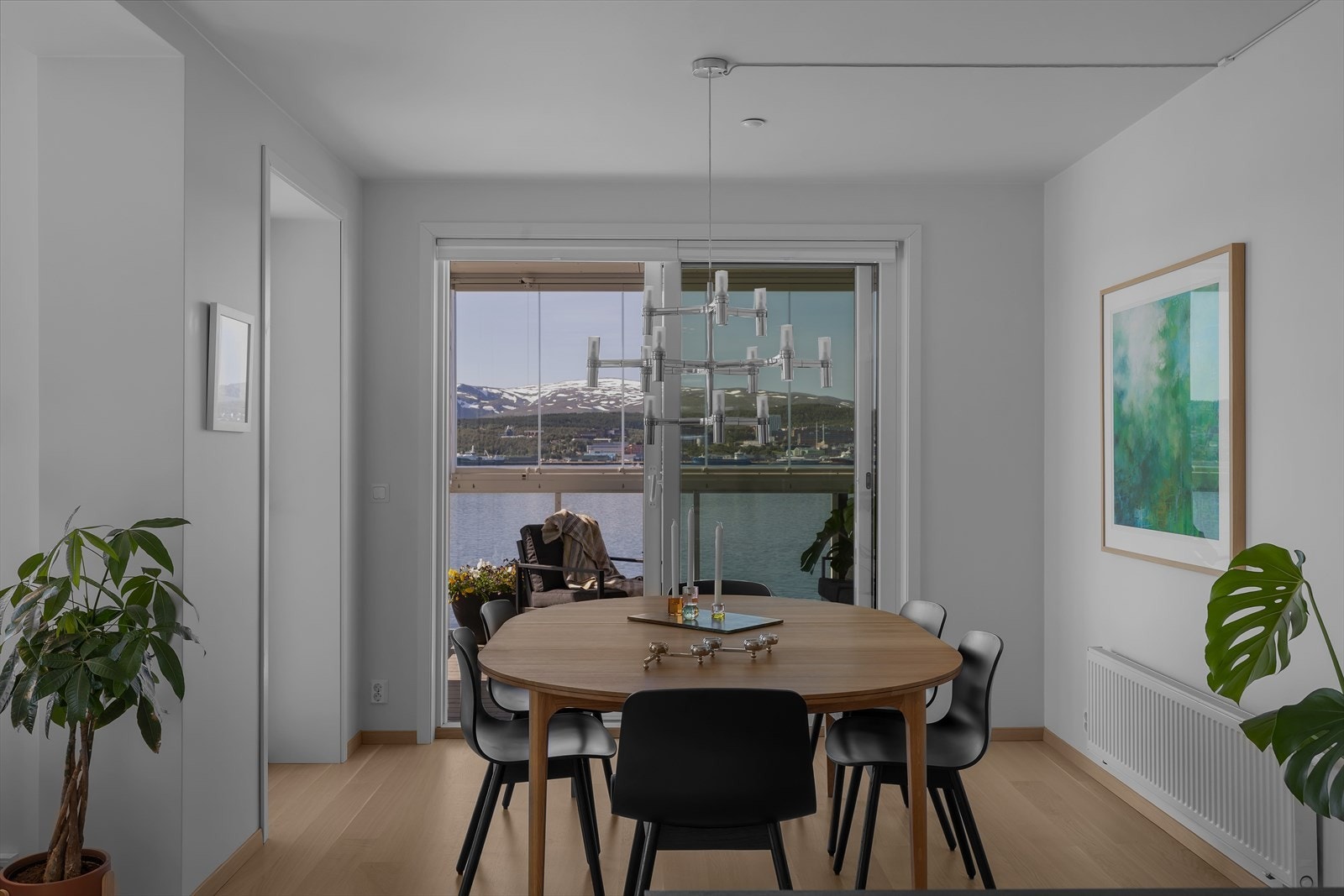 Spisestue med utgang til balkong Galleribilde