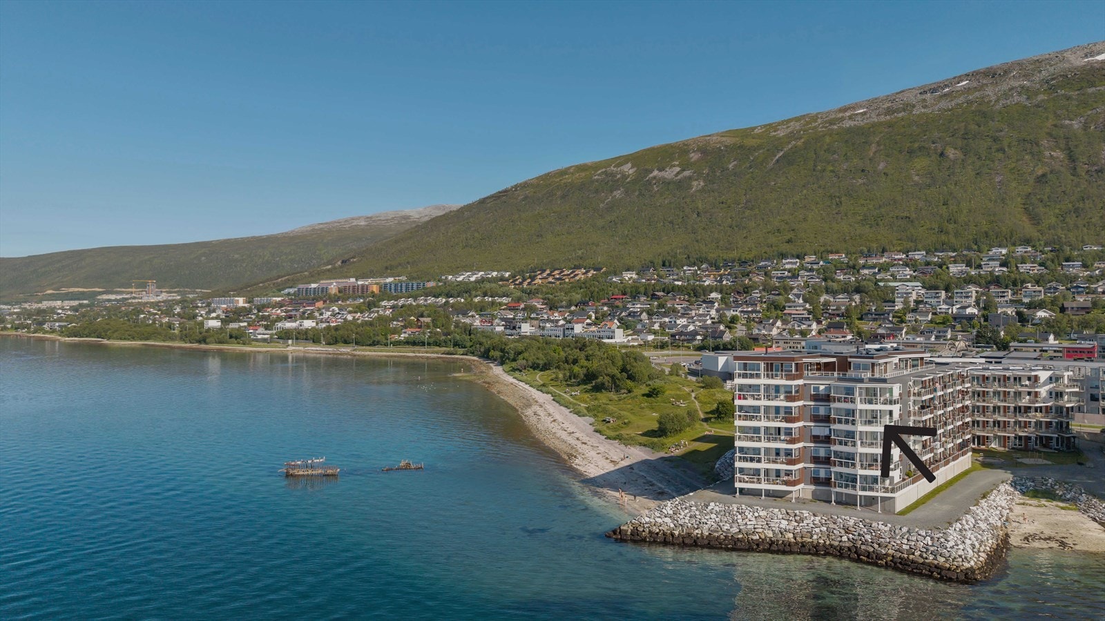 Leiligheten ligger på hjørnet i 4.etasje vendt mot sørvest med gode solforhold og fantastisk utsikt! Galleribilde