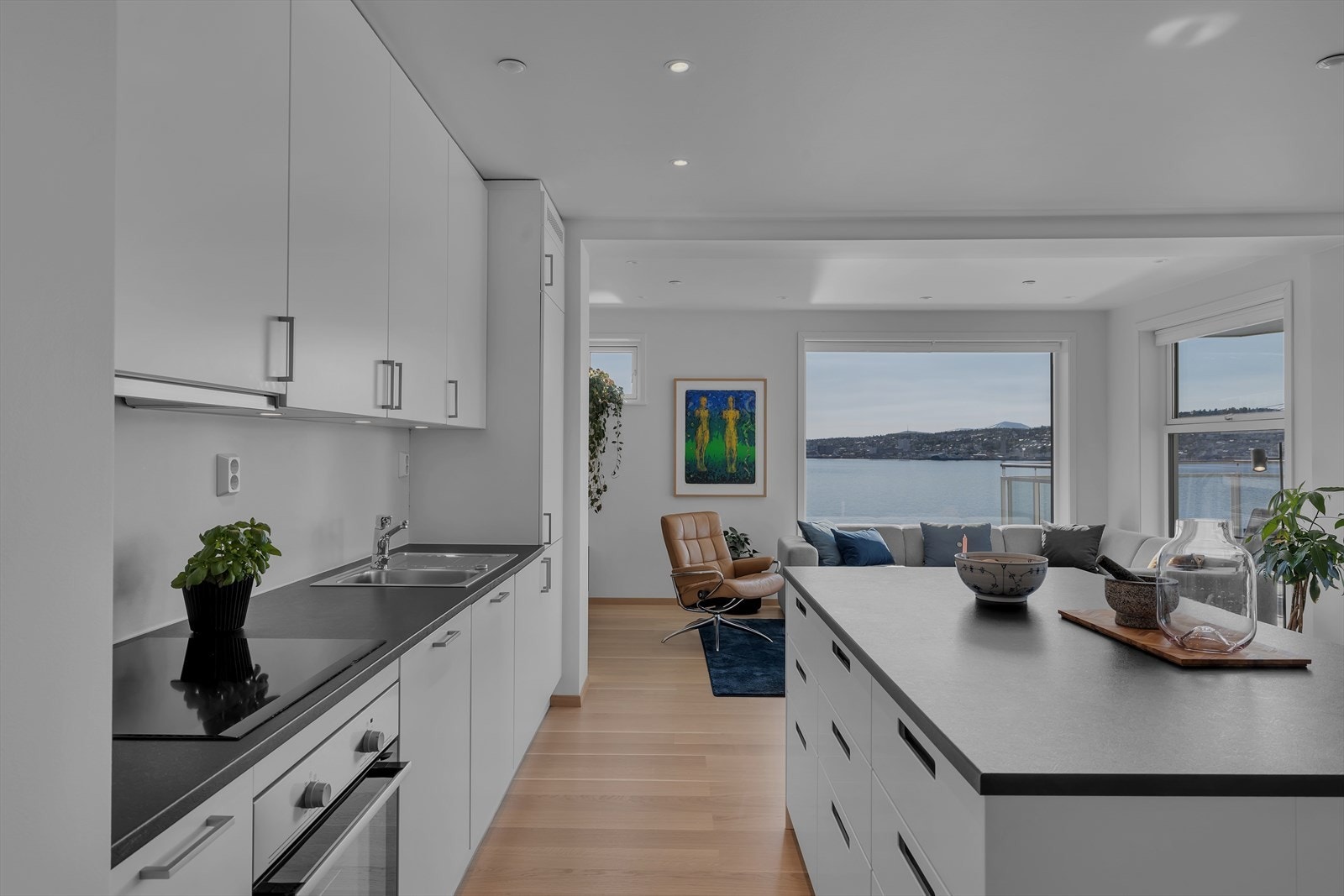 Moderne kjøkken med mye skap- og skuffeplass Galleribilde