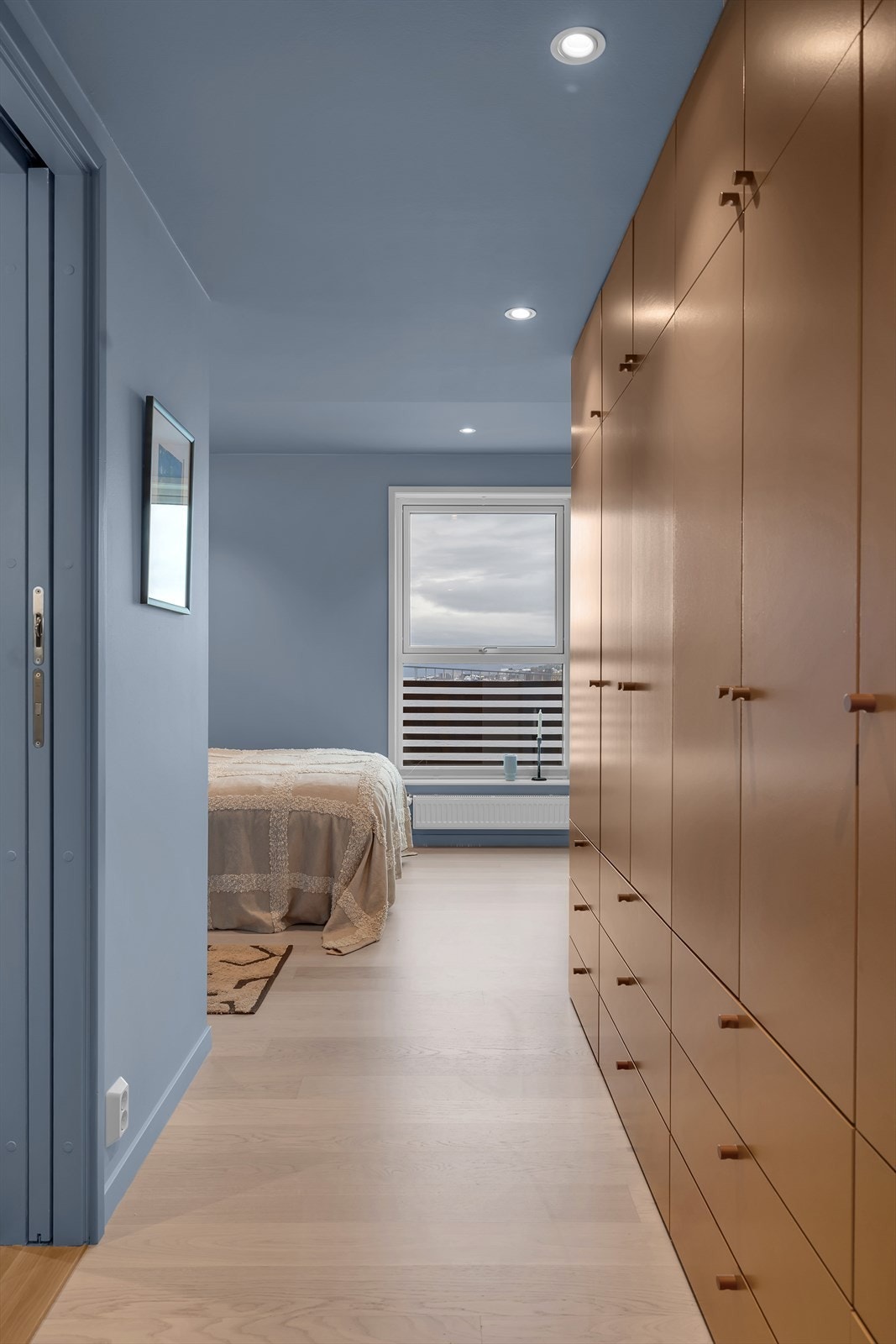 Hovedsoverom med mye skap og eget bad Galleribilde