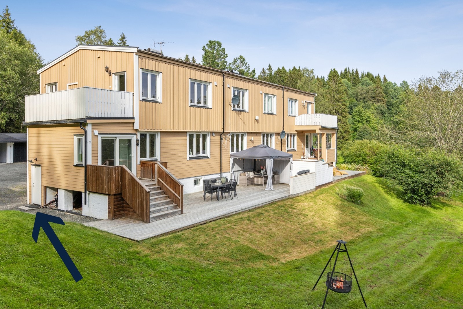 Det er egen inngang til utleid del på siden av bygget. Det gjøres oppmerksom på at det utleide areal fremstår som en egen boenhet og at det ikke er kjent at dette er omsøkt/godkjent av kommunen. Galleribilde