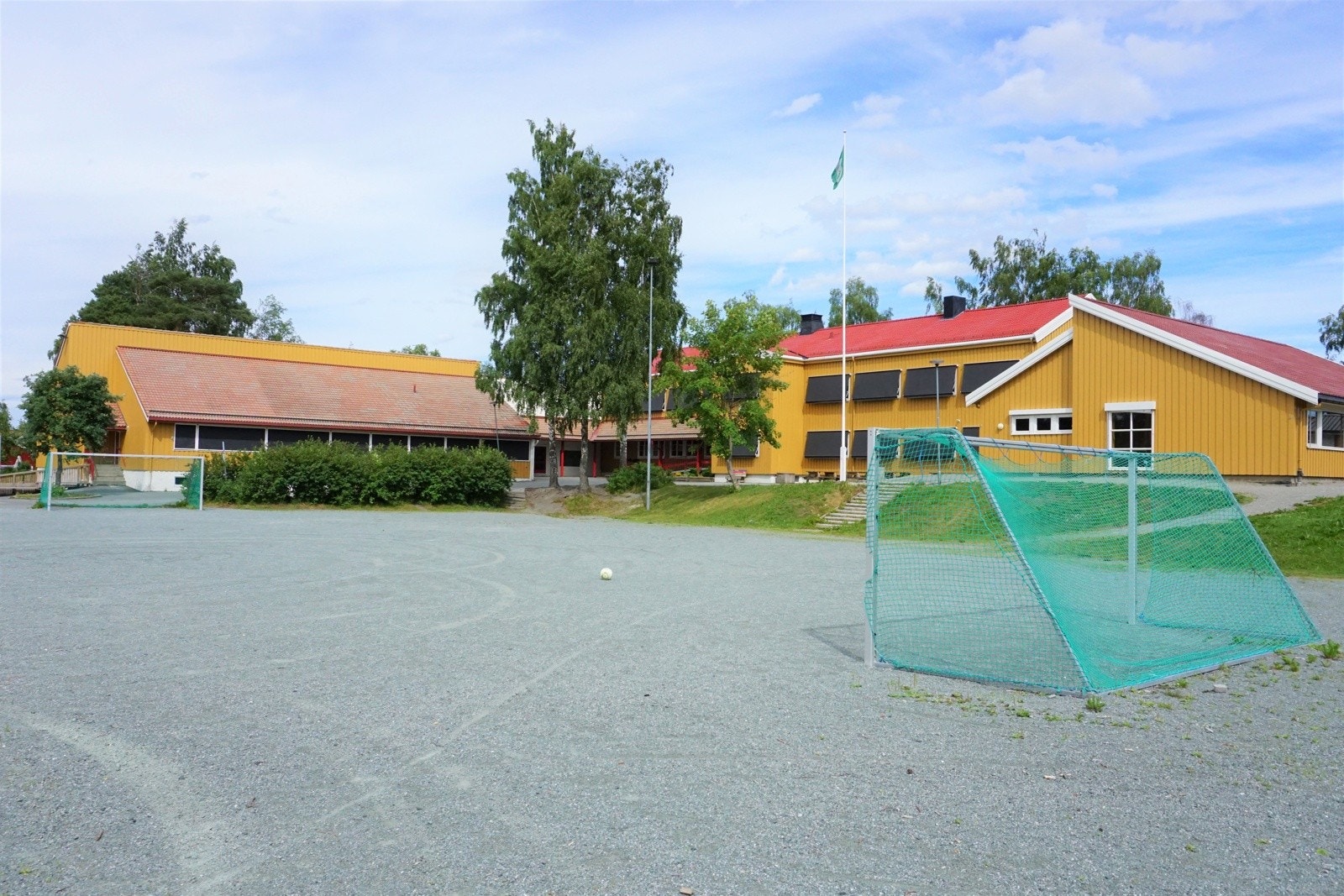 Adressen sogner til Nypvang skole og Spongdal ungdomsskole. Ringvålskogen barnehage finner vi ved Lauglo skistadion. Galleribilde