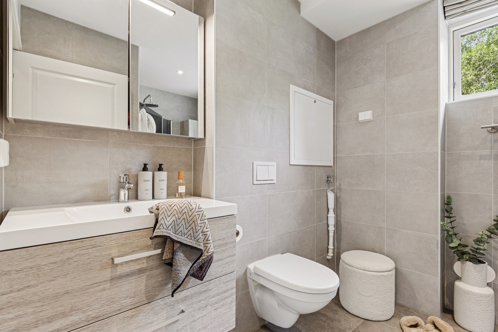 Badet ligger praktisk plasser ved gangen. Rommet ble oppusset i 2018 og fremstår som stilrent og lekkert. Galleribilde