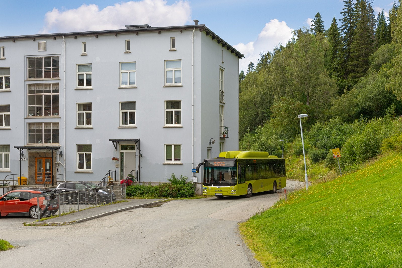 Fra boligen tar det kun 4 min å gå til bussholdeplassen Ringvål, som tar deg til bl.a Heimdal stasjon på 12 minutter. Galleribilde