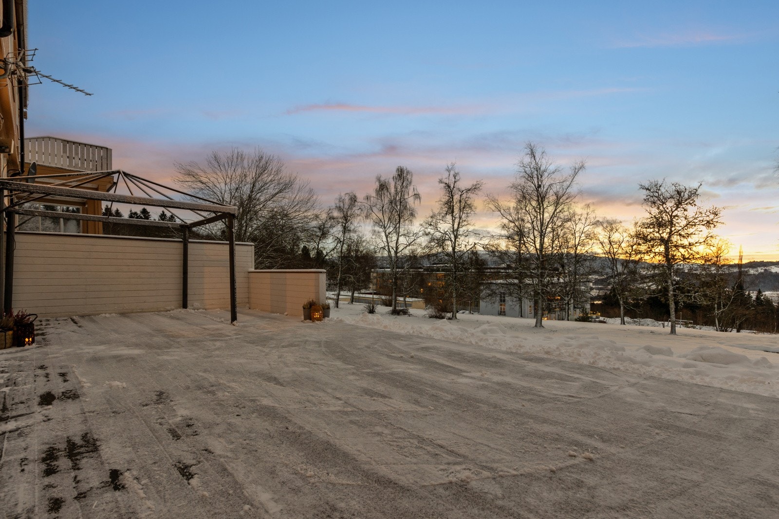 Mange vil nok sette pris på uteområdene, som er forseggjort og opparbeidet med romslig terrassedel (60 kvm) med vakker utsikt. Galleribilde