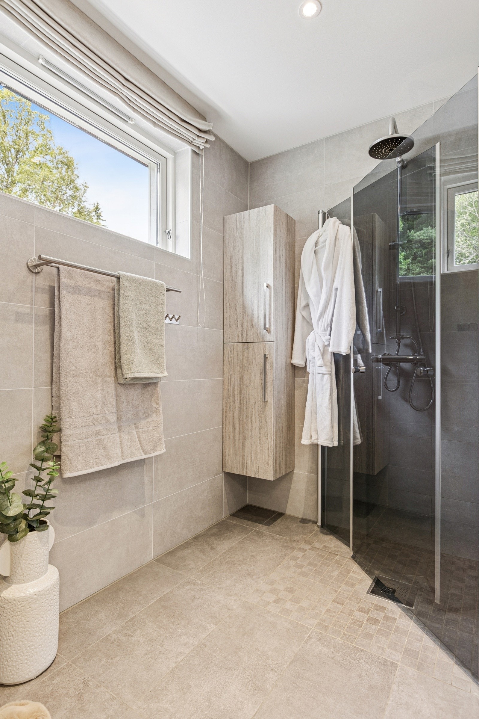 Badet er forøvrig utstyrt med speilskap, servantskap og har ellers rikelig med oppbevaringsplass i vegghengt høyskap. Galleribilde