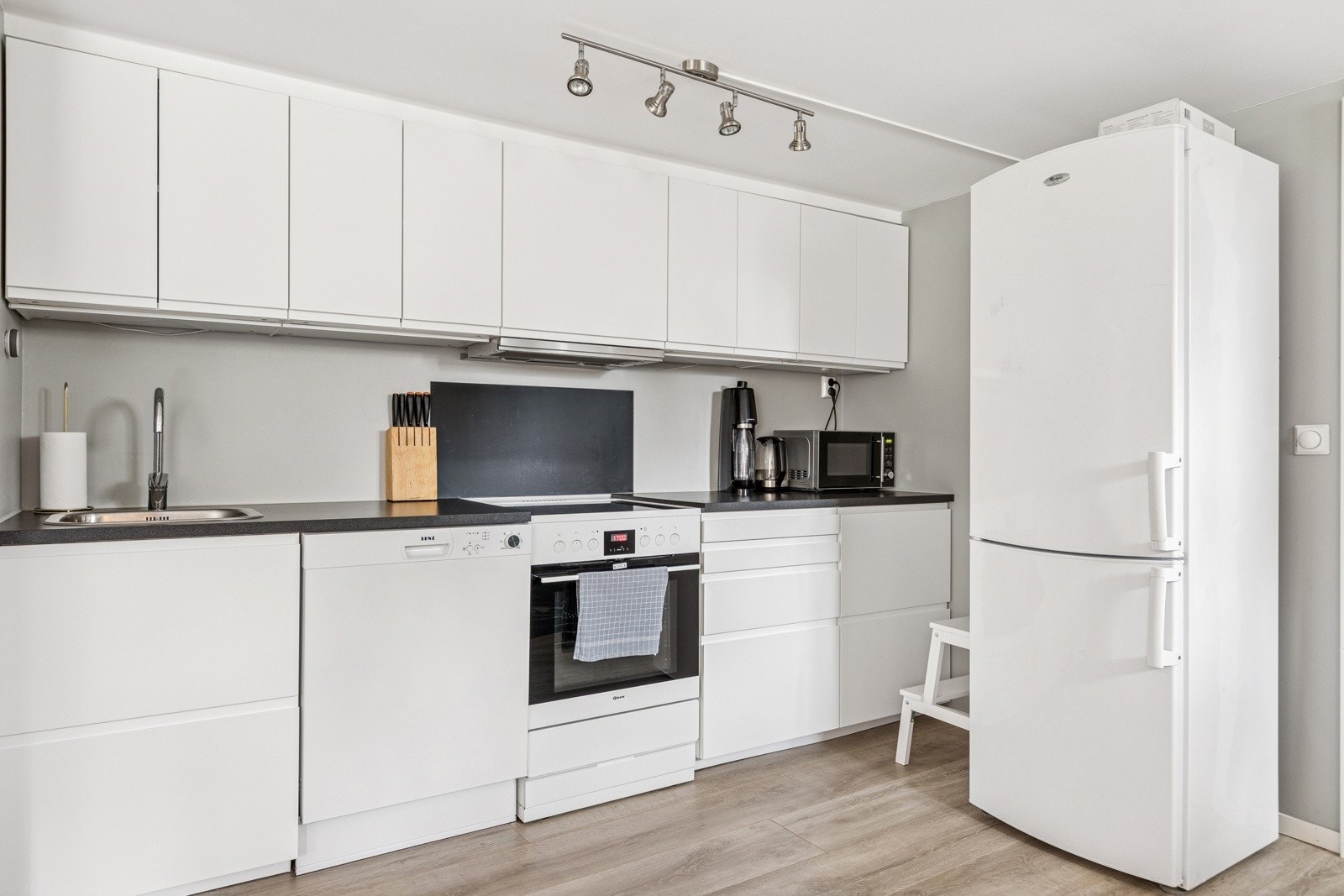 Kjøkken m/hvitevarer er nytt fra 2019. Hvitevarer medfølger i handelen - det samme gjelder vaskemaskin på badet i utleid del. Galleribilde