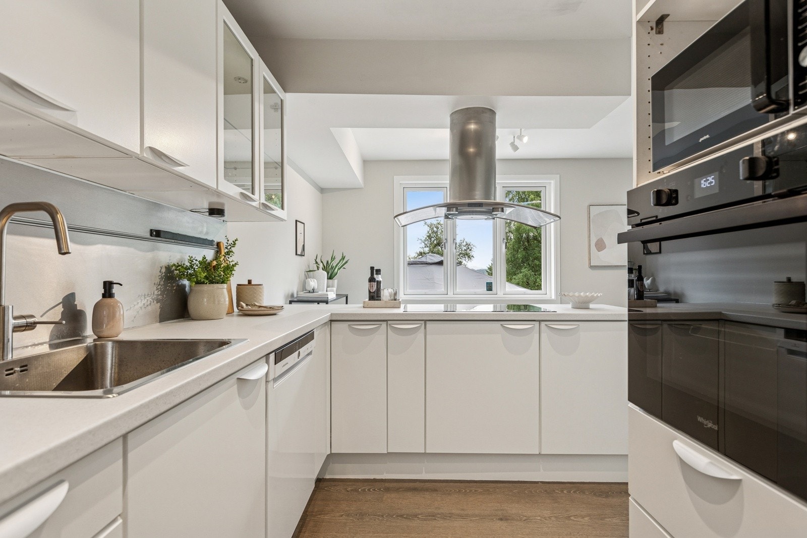 Kjøkkenet byr på masse skap- og benkeplass. I 2025 ble benkeplata byttet og kjøkkenfrontene overflatebehandlet. Stekeovn og kjøleskapet ble også byttet i 2025. Oppvaskmaskinen ble byttet i 2019. Galleribilde