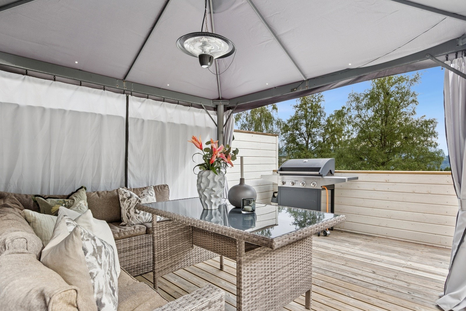 Terrassen er bl.a. utstyrt med paviljong, som medfølger i handelen. Galleribilde