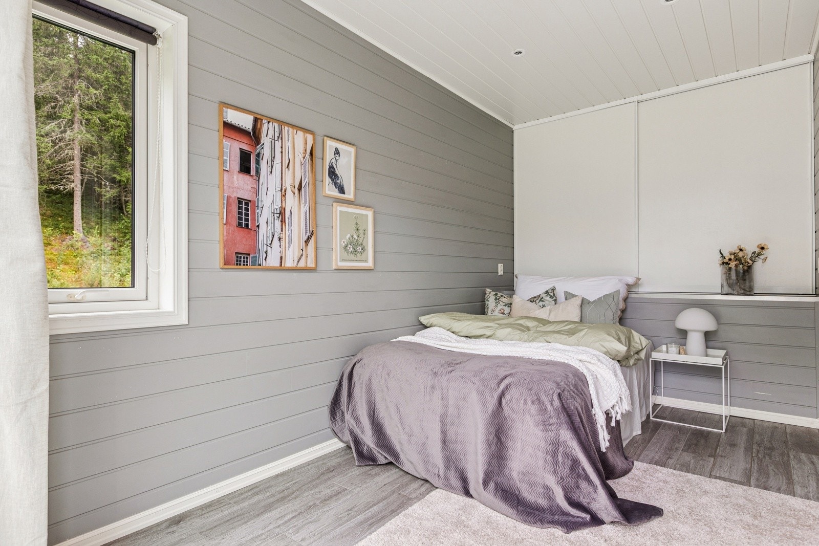 Soverom III. Det er verdt å merke seg at innerste del av soverommet har lagringsplass i plassbygd skyvedørsgarderobeløsning. Galleribilde