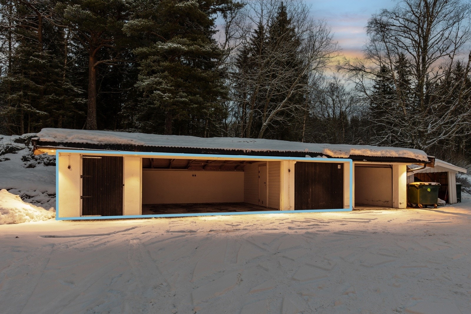 Det er forøvrig rikelig med parkeringsplasser på gårdsplassen. I tillegg disponeres hele delen av garasjebygget som er omrammet (68 kvm). Galleribilde