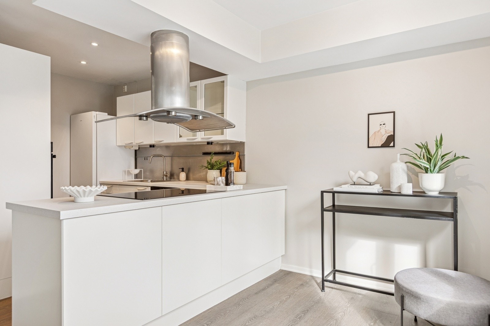 Hvitevarer medfølger i handelen. Det er rikelig med plass til også større spisegruppe foran kjøkkenet. Gulvene er belagt med rengjøringsvennlig og slitasjesterkt høytrykkslaminat. Galleribilde