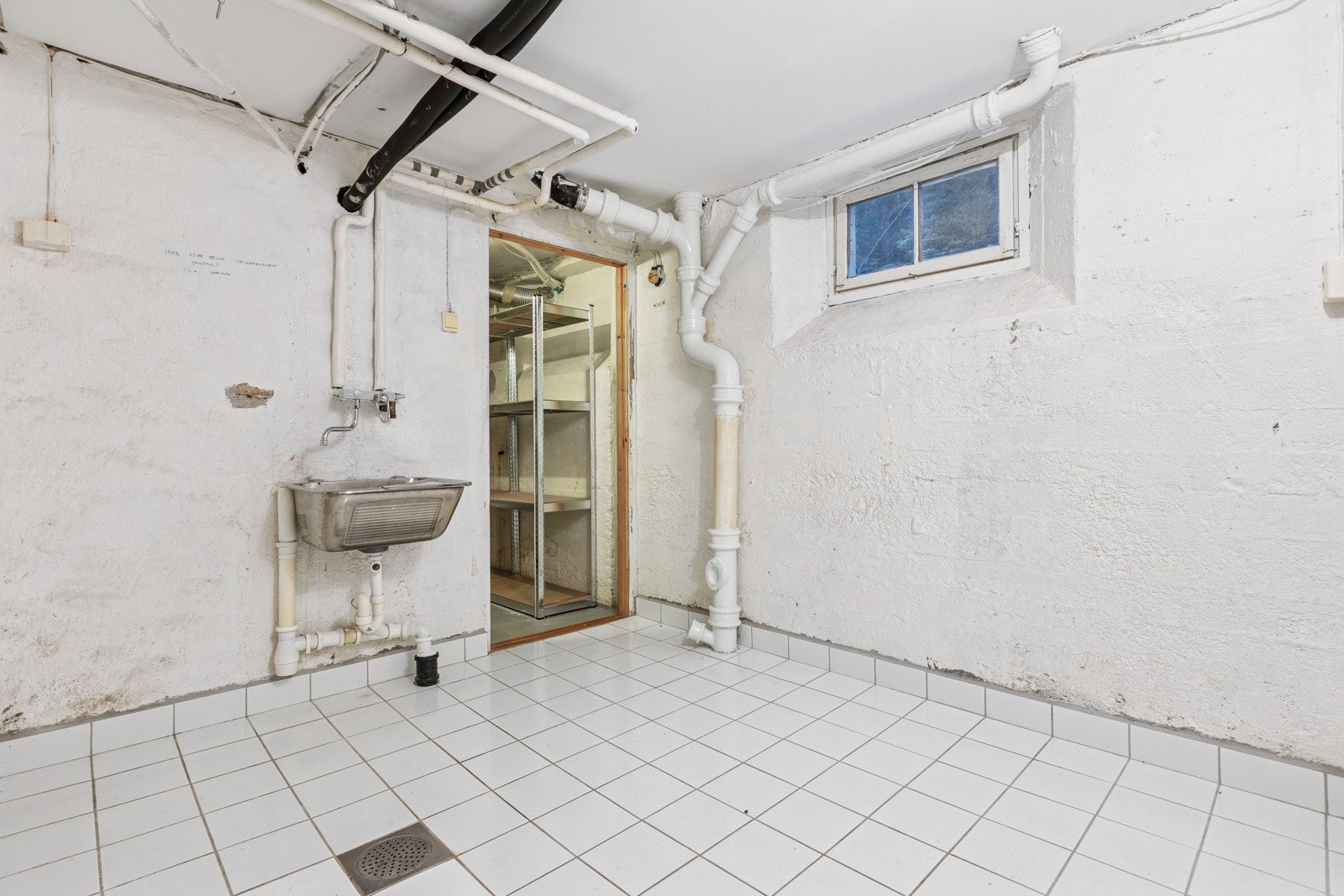 Leiligheten disponerer egen vaskekjeller m/utslagsvask, sluk og opplegg for vaskemaskin/tørketrommel. Egen Bod/teknisk rom innenfor vaskerommet måler drøyt 6 kvm. Galleribilde