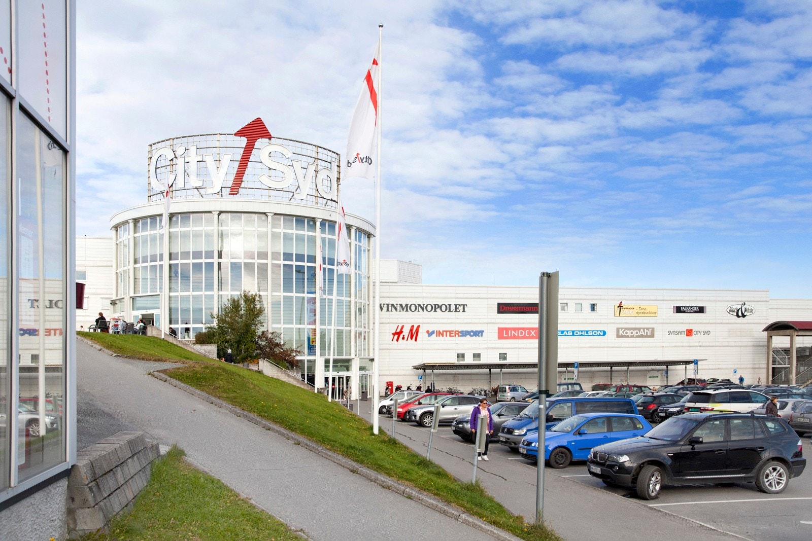 Helgehandel mm. kan gjøres i Tillerbyen, hvor man finner flere storkjøpesenter, bl.a. City Syd, Stor-M og Tiller-Torget. Galleribilde