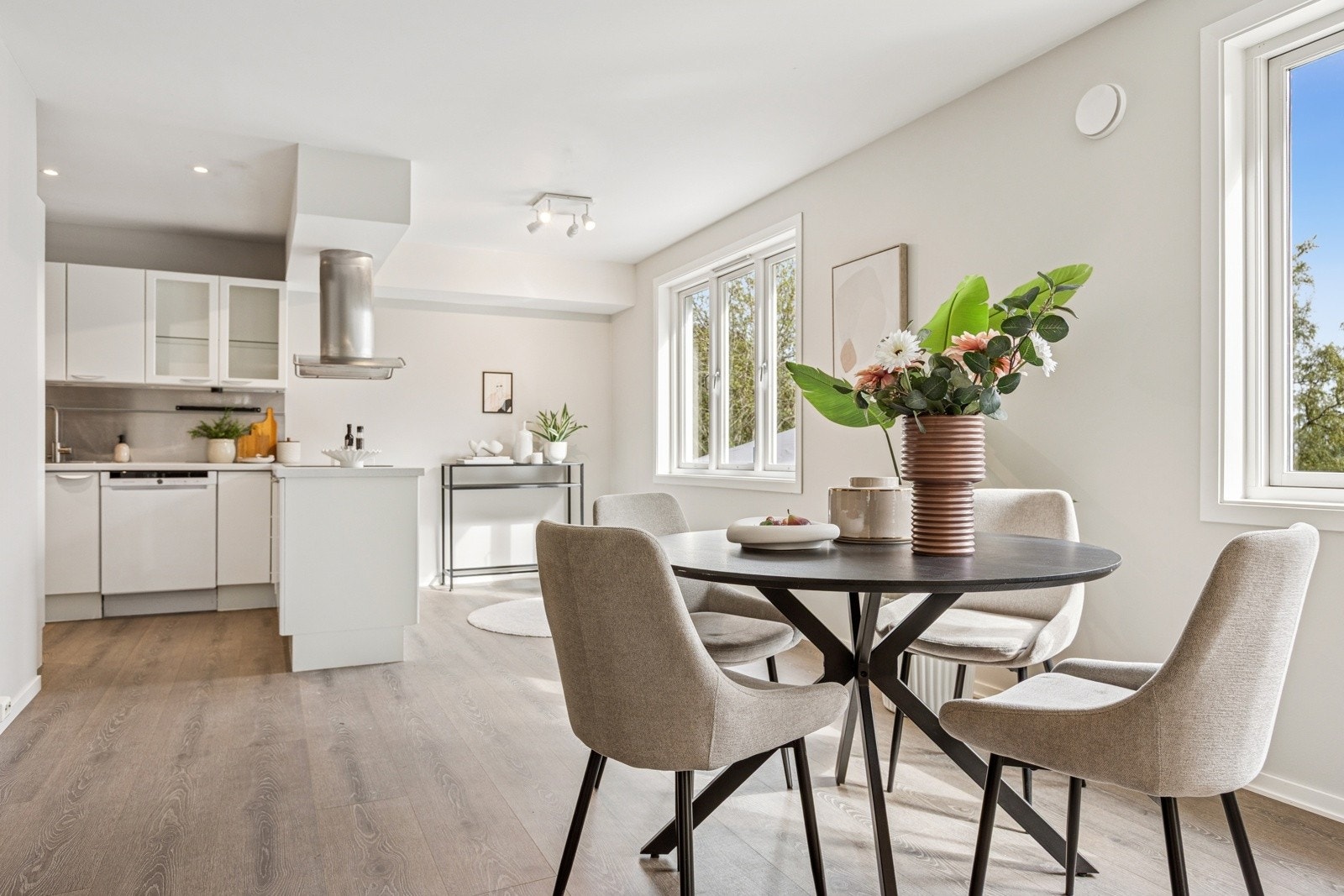 Boligens hovedoppholdsrom har et stilrent og moderne uttrykk. Galleribilde