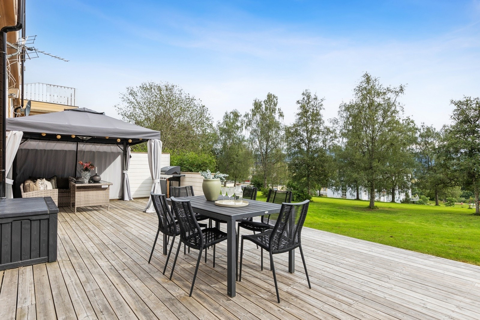 Terrassen måler ca. 60 kvm. og ligger med flott usyn over parkområdene på Ringvål. Galleribilde