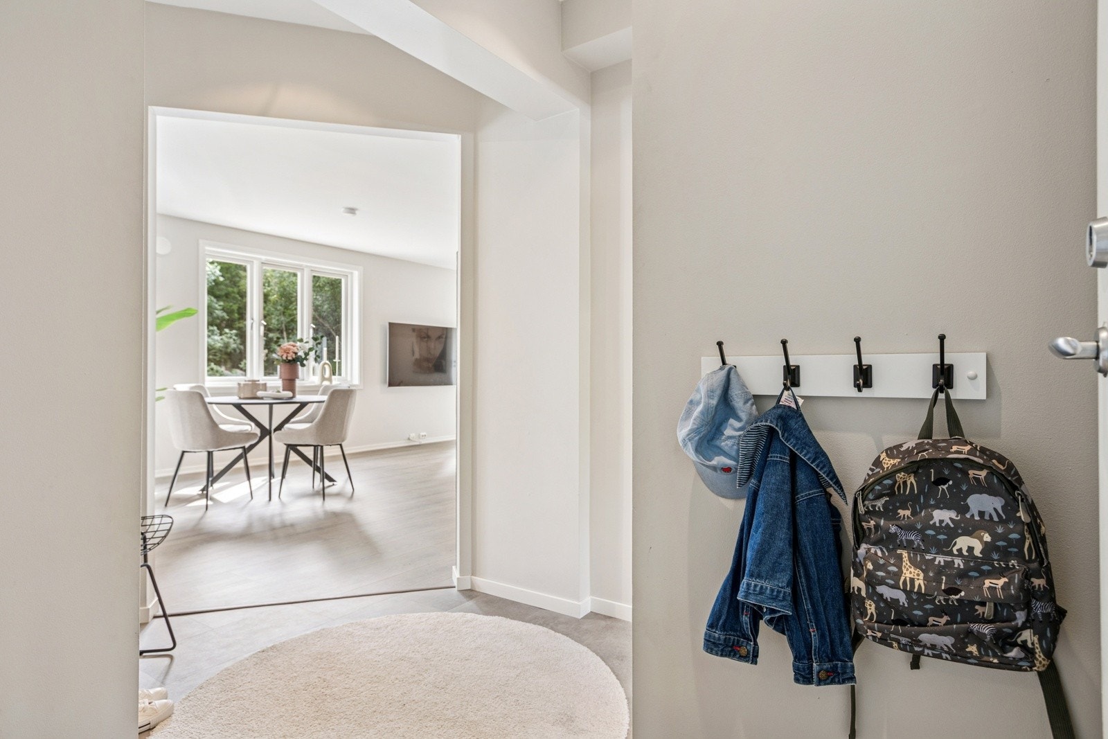 Velkommen inn! 1. etasje inneholder gang, stue m/spisestue og kjøkken, 3 soverom og bad. Galleribilde