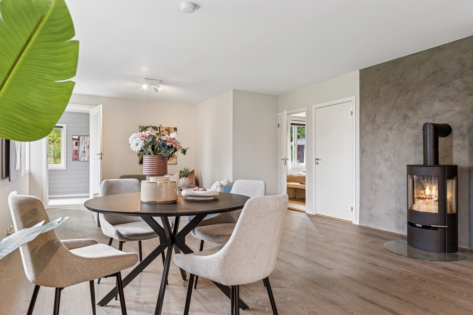 Vannbåren gulvvarme (luft-til-vann) i samtlige gulv sørger for jevn og god varme. I tillegg har man mulighet for vedfyring i peisovn fra 2023 (skorstein rehabilitert samme år). Galleribilde