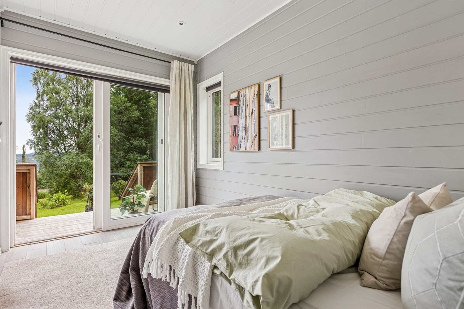 Fra soverommet kan man ta seg ut på den romslige terrassen. Galleribilde