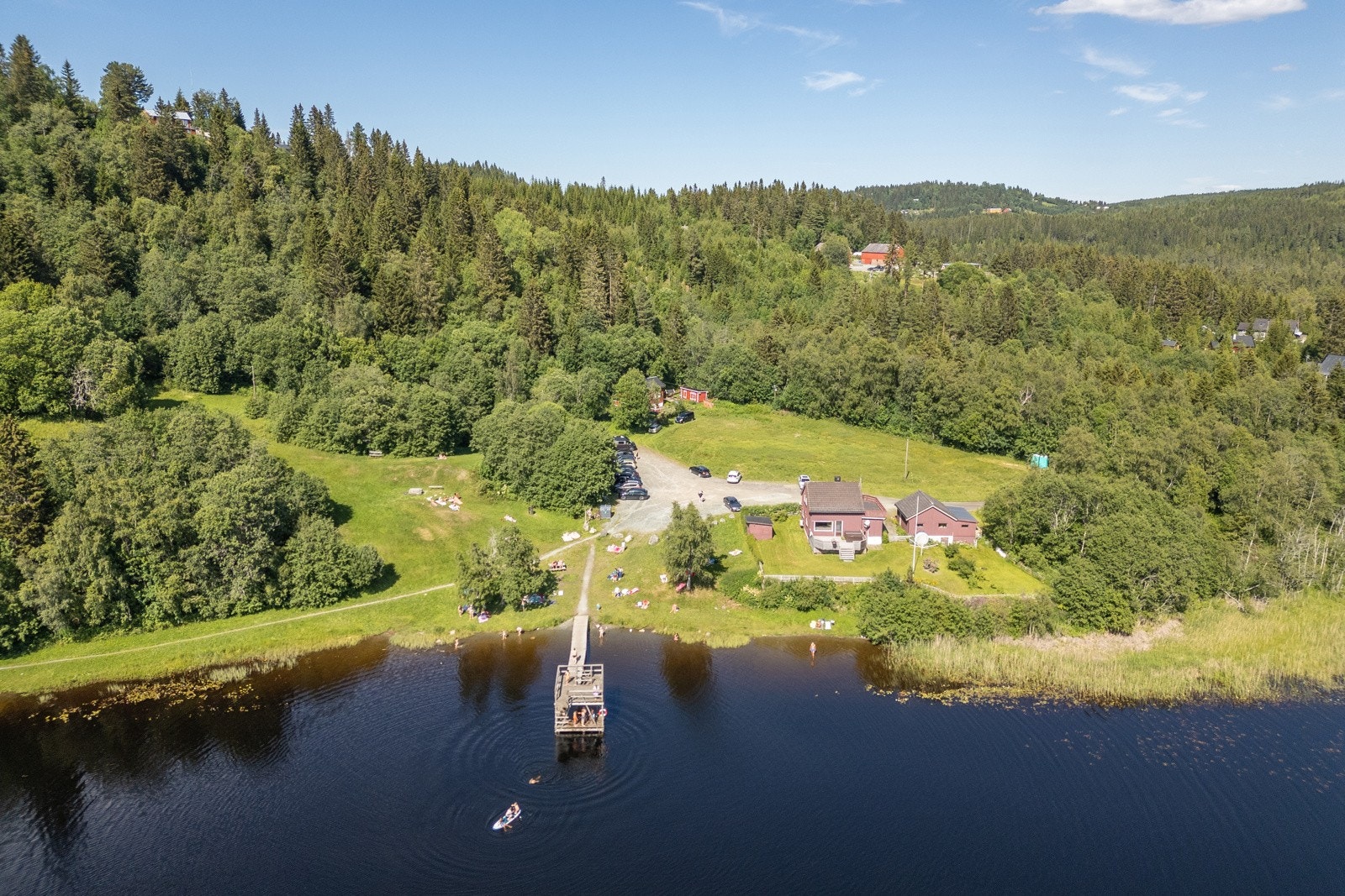 På sommerstid er veien kort til en dukkert i Lauglovannet eller ved Hestsjøen. Galleribilde