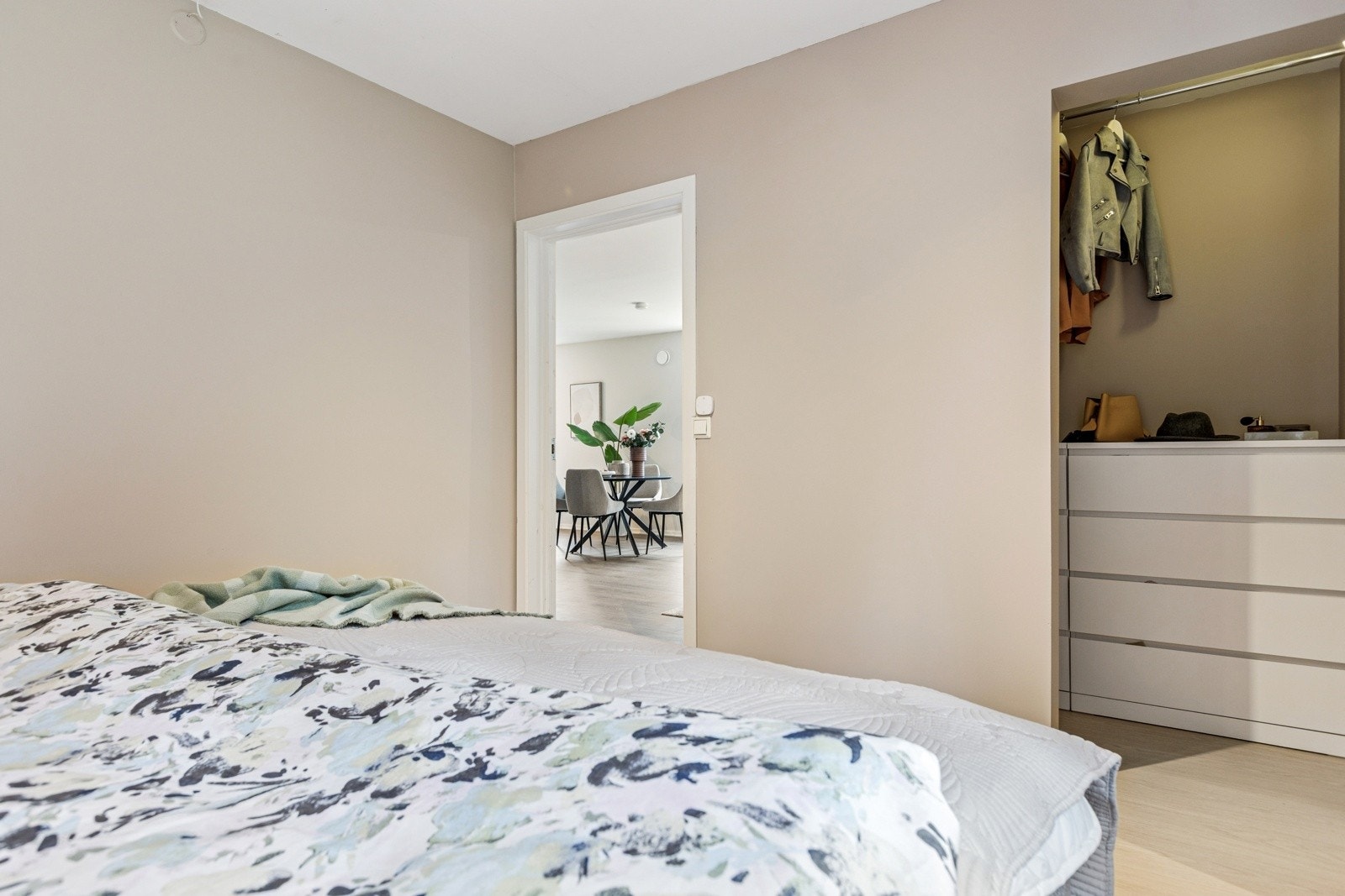 I tillegg kommer garderobedel på ca 2 kvm i innerste del av rommet. Galleribilde