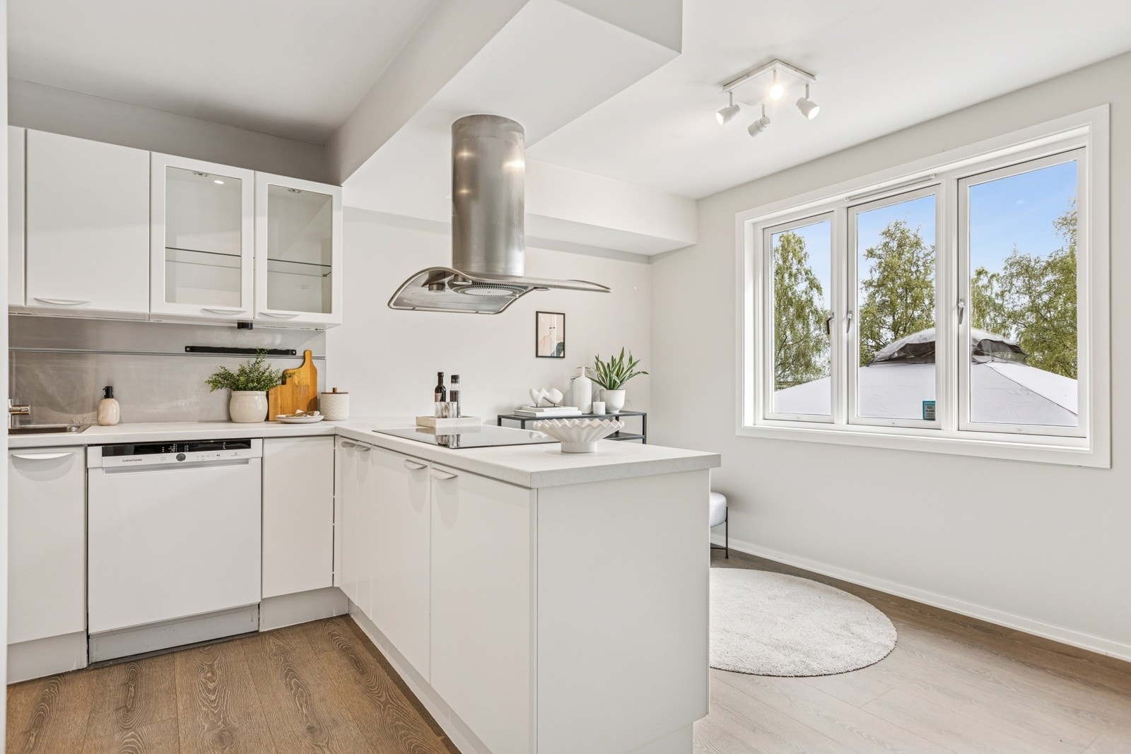 Boligen har en jevnt over meget god standard med flere påkostninger og oppgraderinger av nyere dato (se egen oversikt i prospektet). Galleribilde