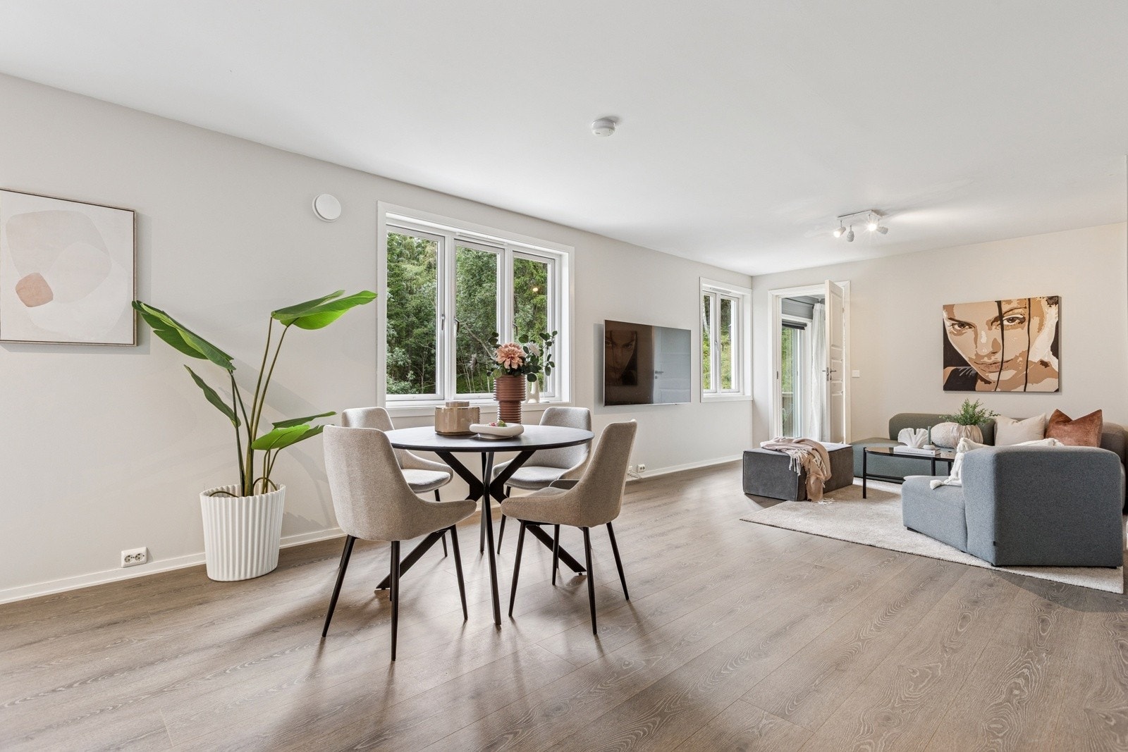 Stue med spisestue er av sjenerøs størrelse og måler 32 kvm. Galleribilde