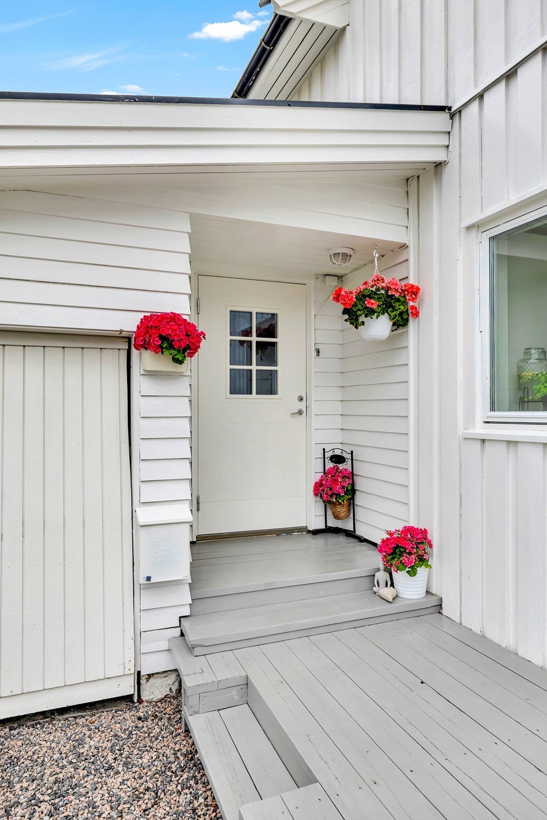 Hyggelig og praktisk inngangsparti med overbygg og plass til dekor, som gir et godt førsteinntrykk Galleribilde