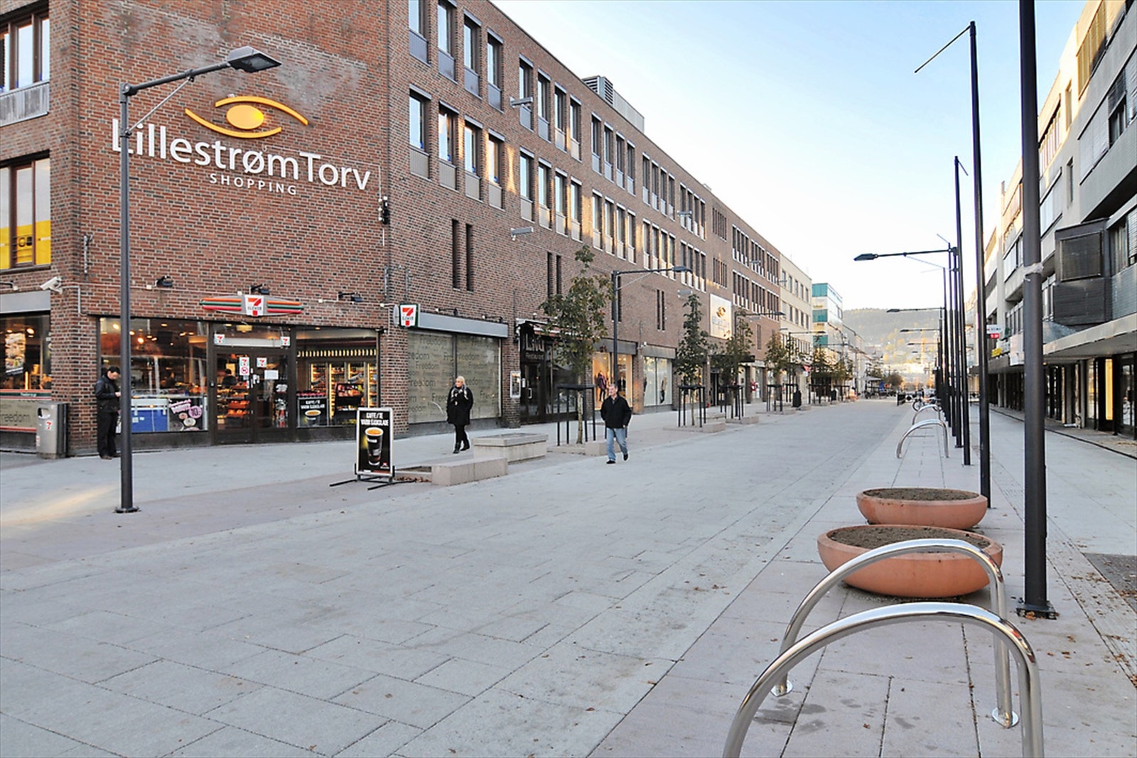 Lillestrøm torv kjøpesenter med mange butikker og miljøgaten med rikt restaurantliv Galleribilde