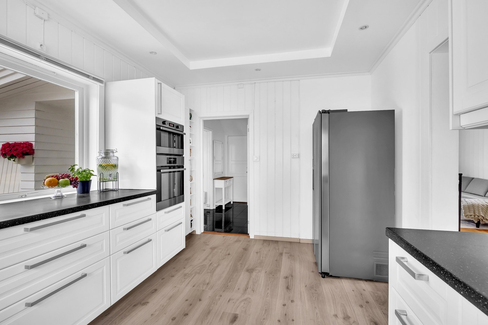 Malt himling og innfelte downlights som gir et moderne uttrykk og god belysning Galleribilde