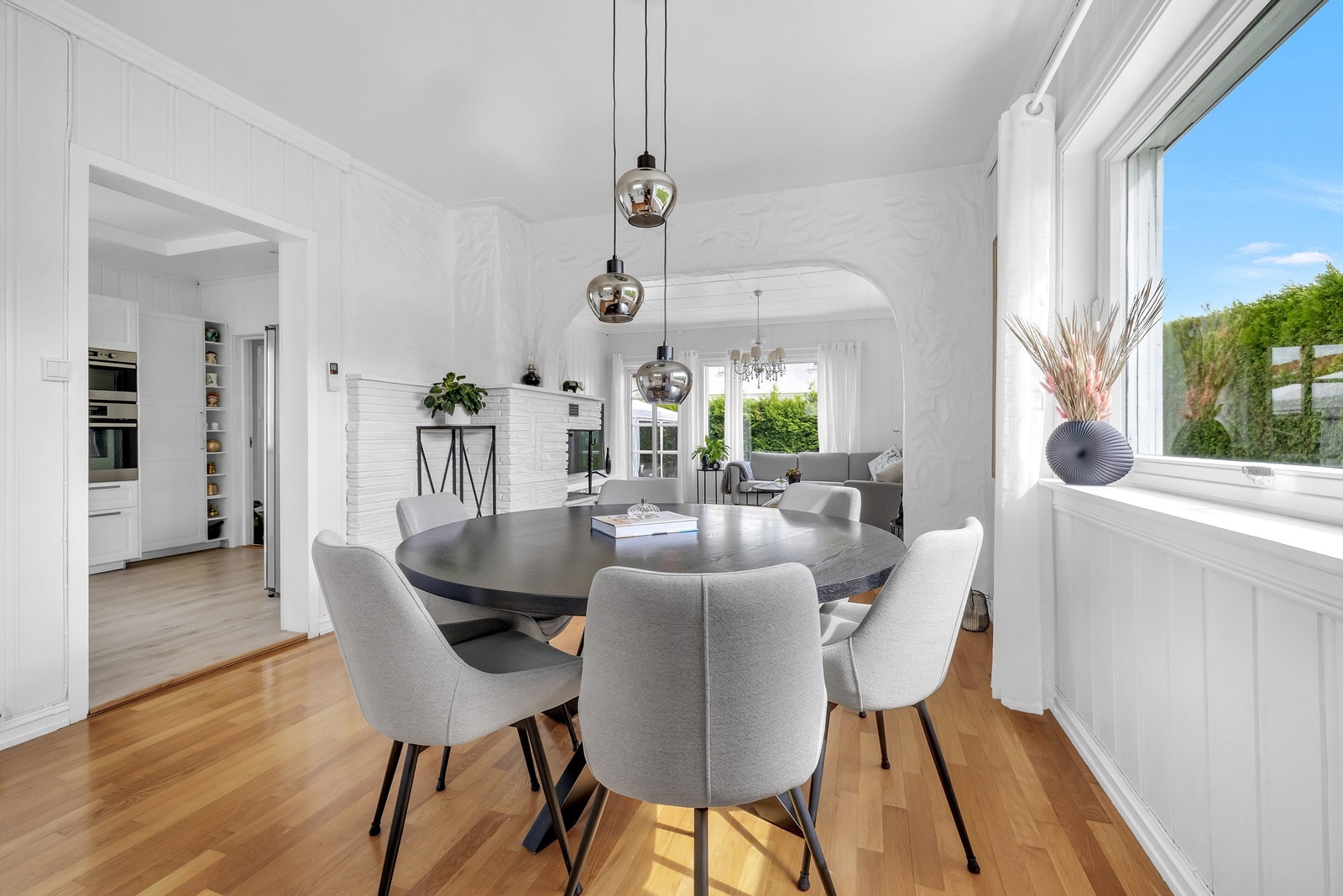 Stue og spisestue med parkett på gulv og god plass til fleksibel møblering. Galleribilde