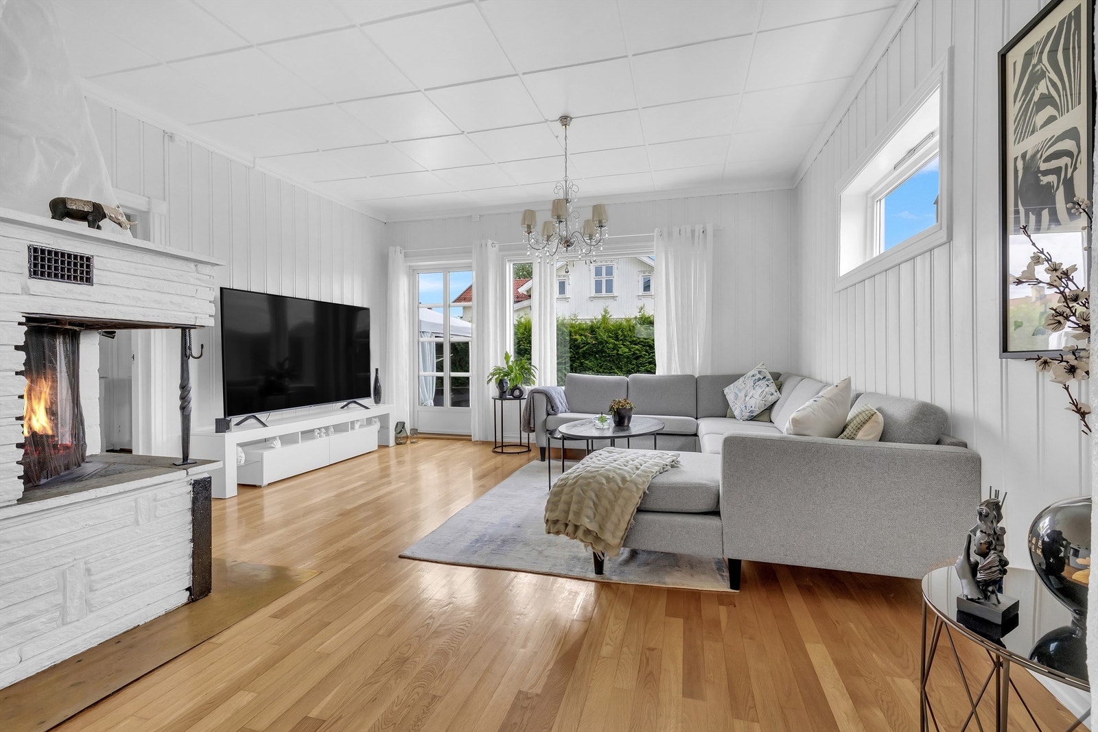 Lys og trivelig stue med god plass til sofagruppe og spisebord. Store vindusflater gir rikelig med naturlig lys, og rommet har parkett på gulv. Galleribilde