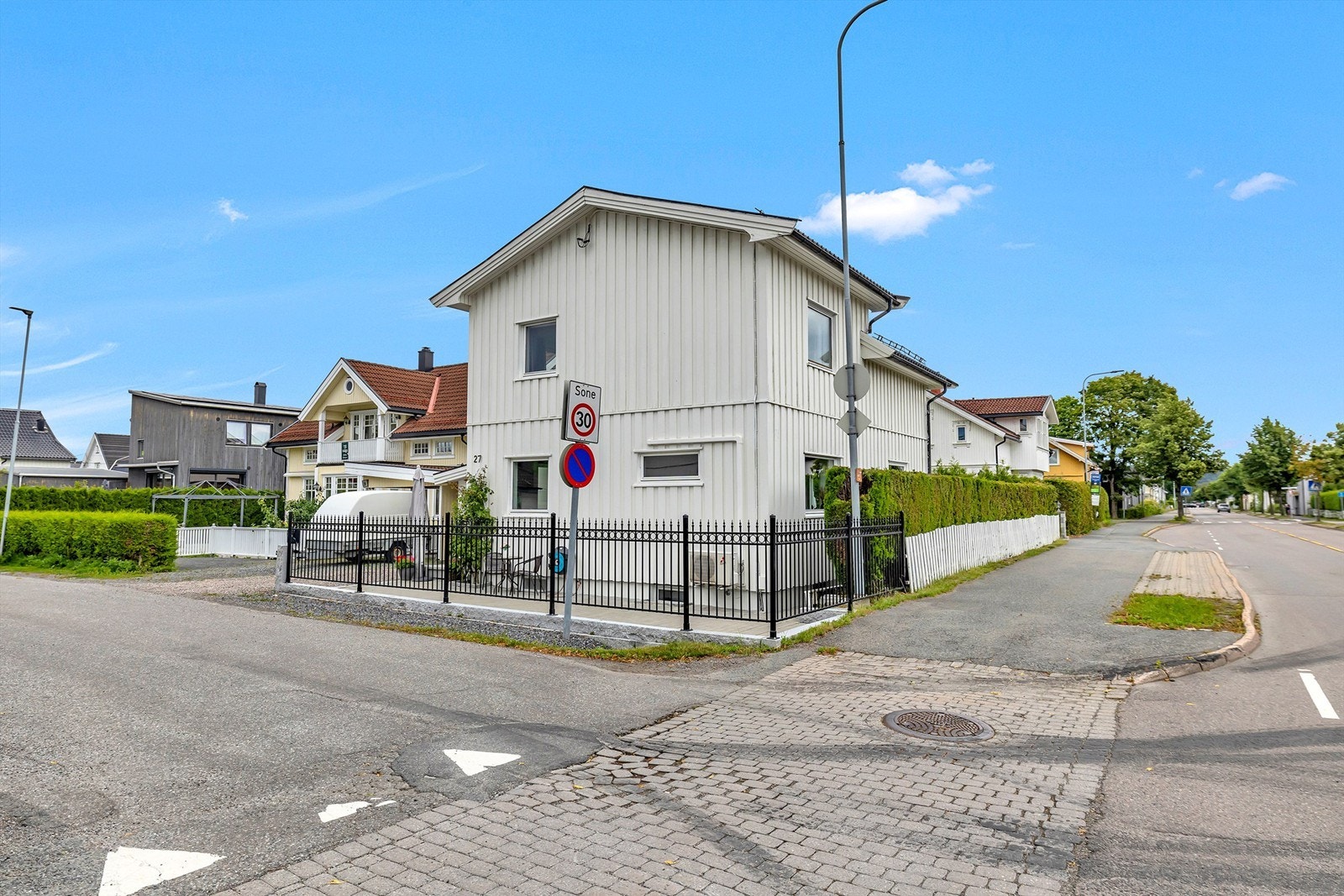 Velholdt enebolig med tiltalende fasade, enkeltgarasje og pent opparbeidet inngangsparti Galleribilde