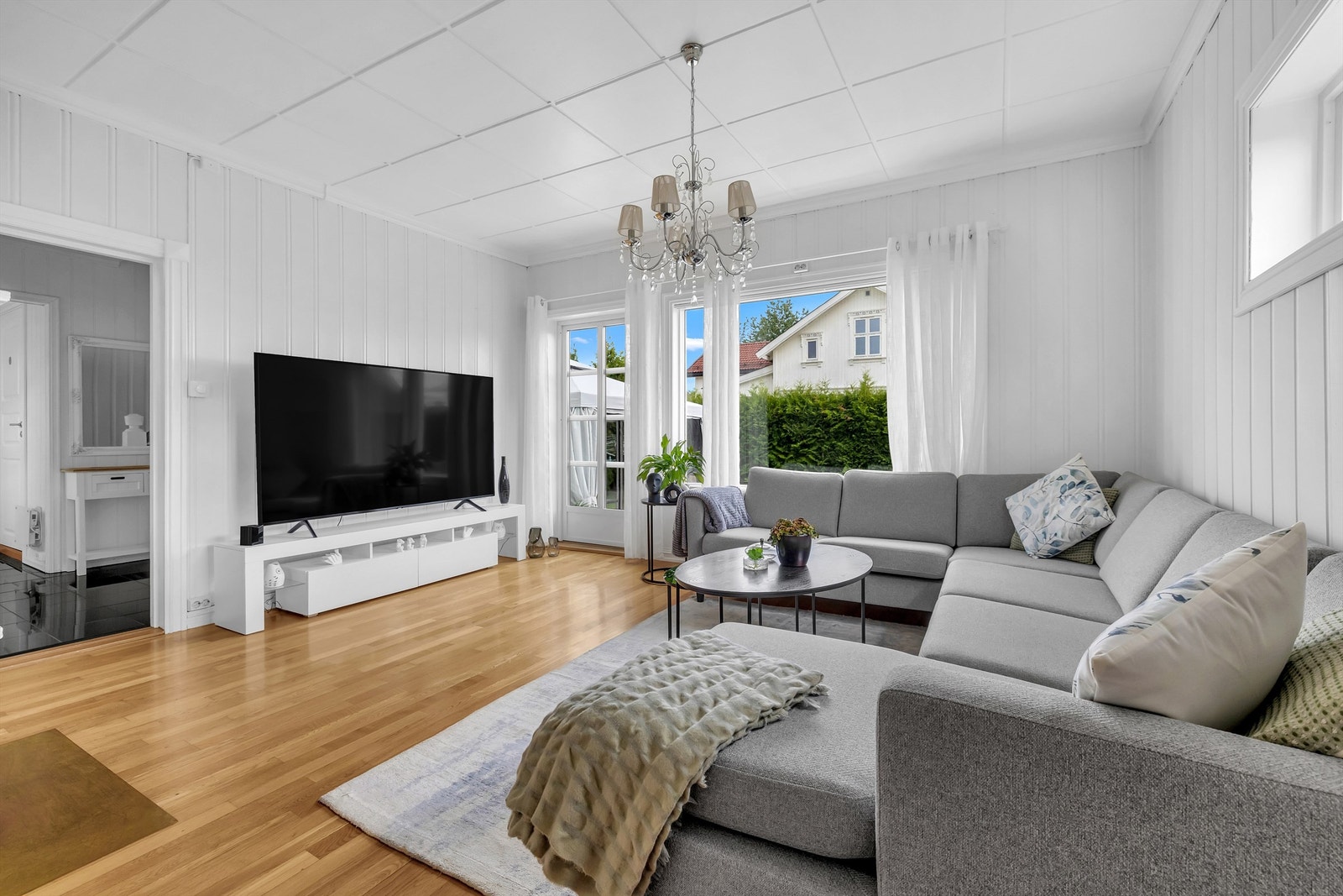 Stuen har utgang til en vestvendt terrasse på ca. 18 kvm, perfekt for ettermiddag- og kveldssol. Galleribilde