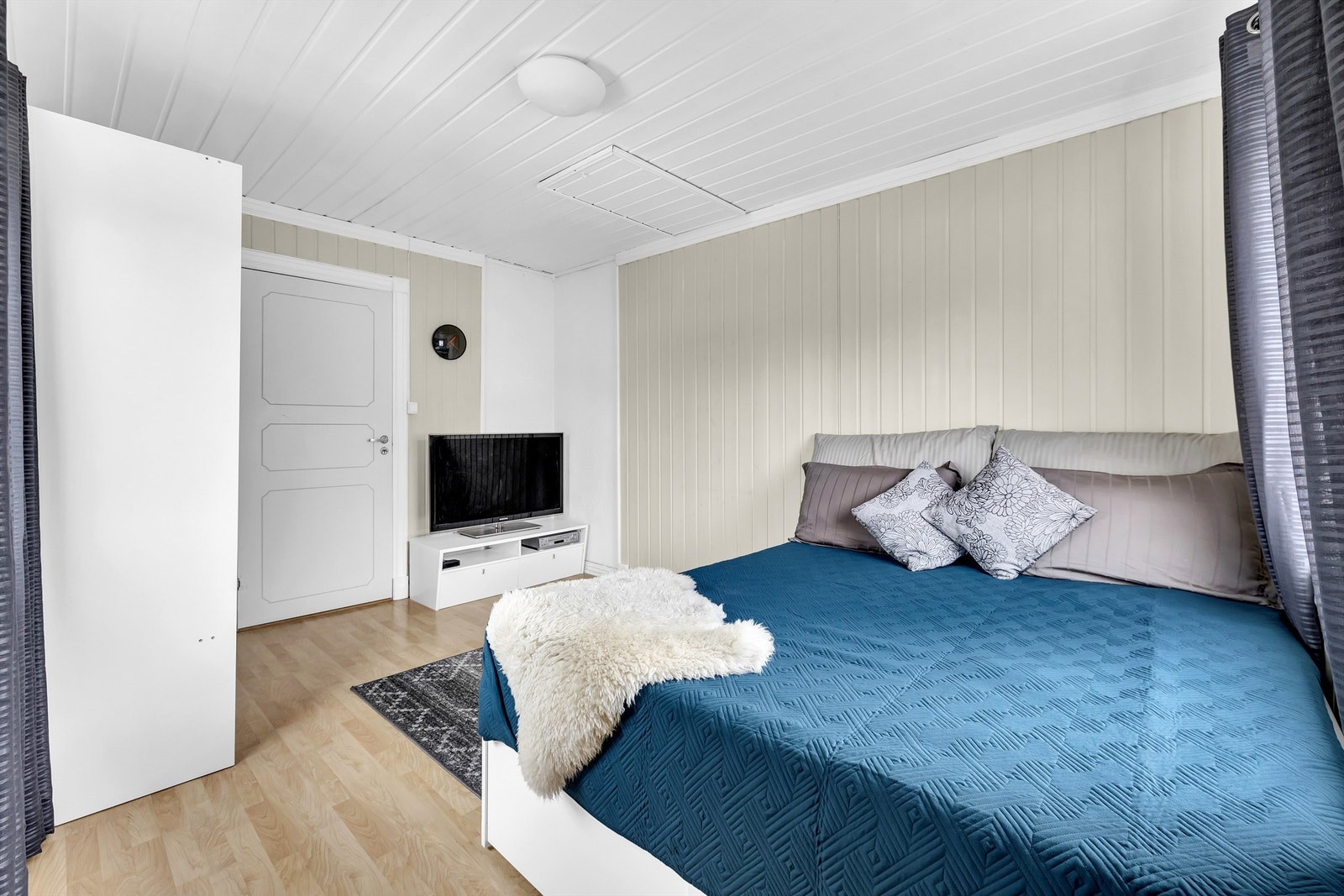 Soverom 3 - Soverommet har god plass til dobbeltseng og garderobe Galleribilde