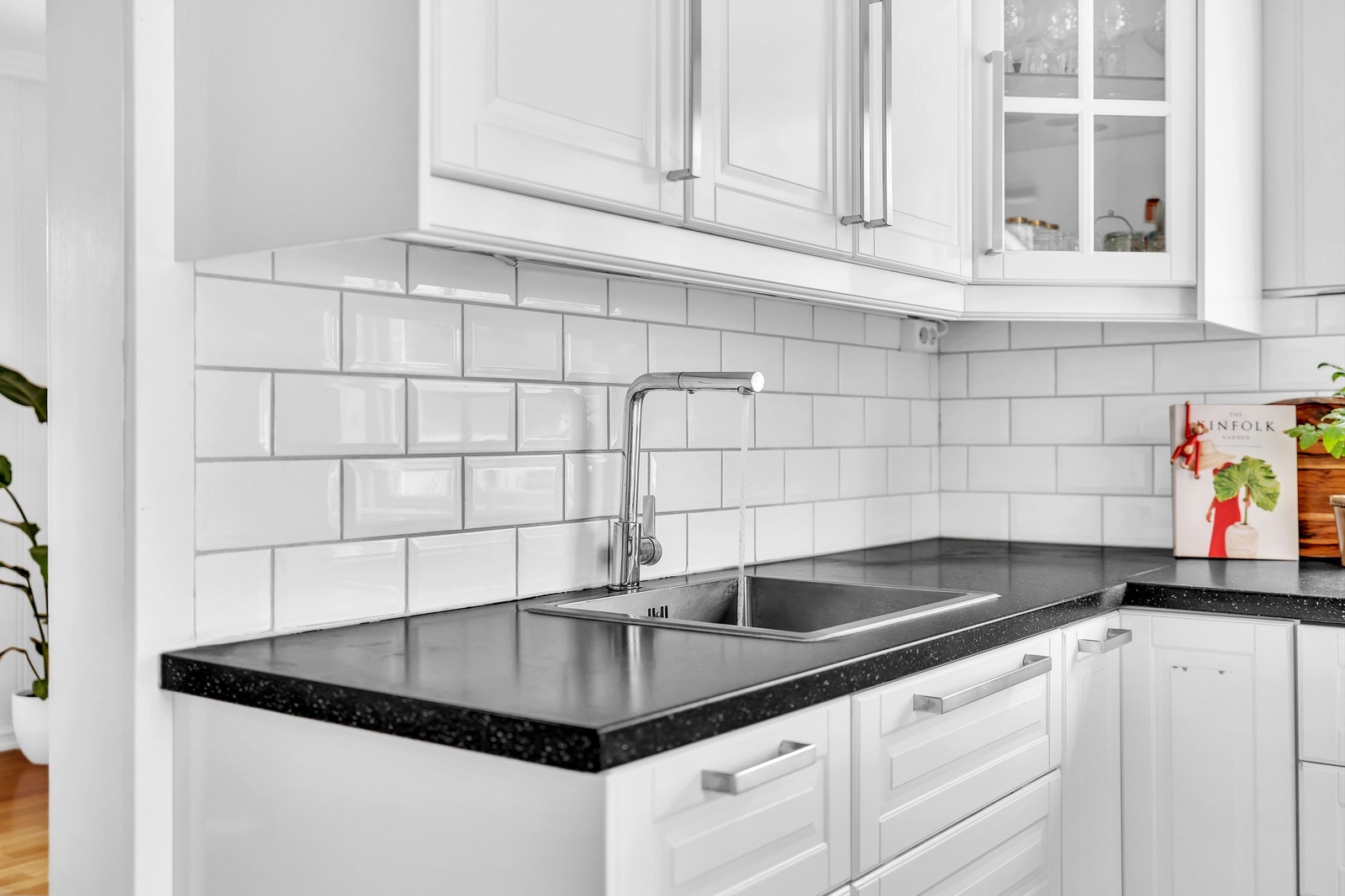 Flislagt vegg i klassisk hvitt tilfører både eleganse og enkel rengjøring Galleribilde