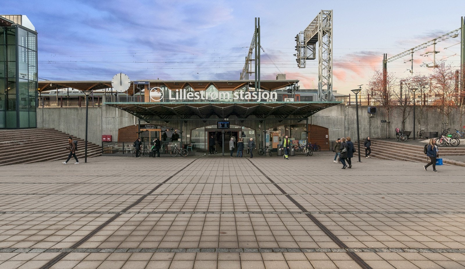 Lillestrøm togstasjon med bussentral og taxisentral Galleribilde