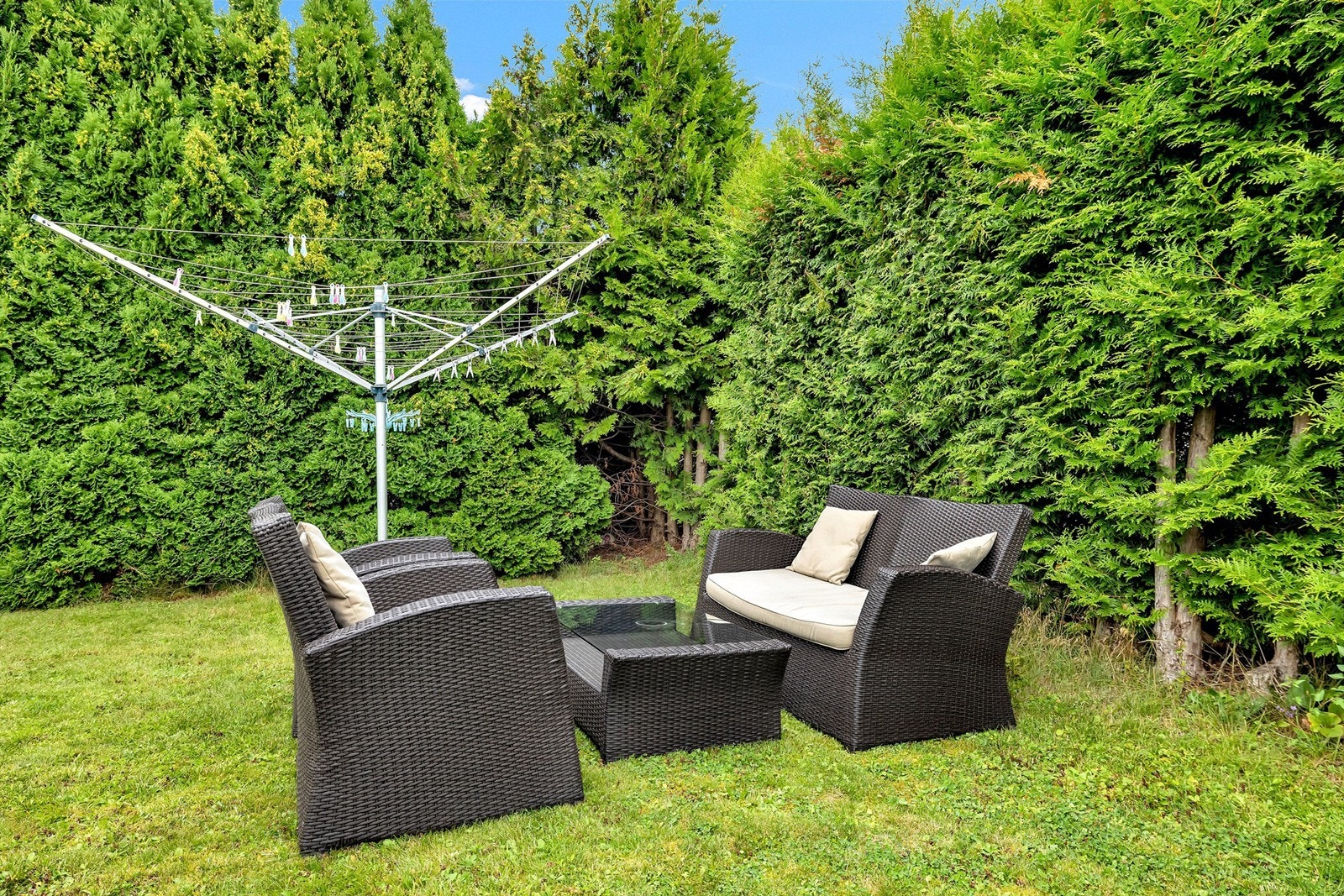 Hagen er godt skjermet med tett hekk, som gir en privat atmosfære for rolige stunder og uforstyrrede sammenkomster Galleribilde