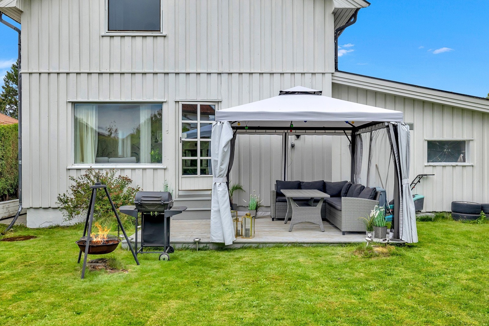 Terrassen er overbygget med paviljong, som skaper en lun uteplass perfekt for både måltider og avslapning - uansett vær Galleribilde