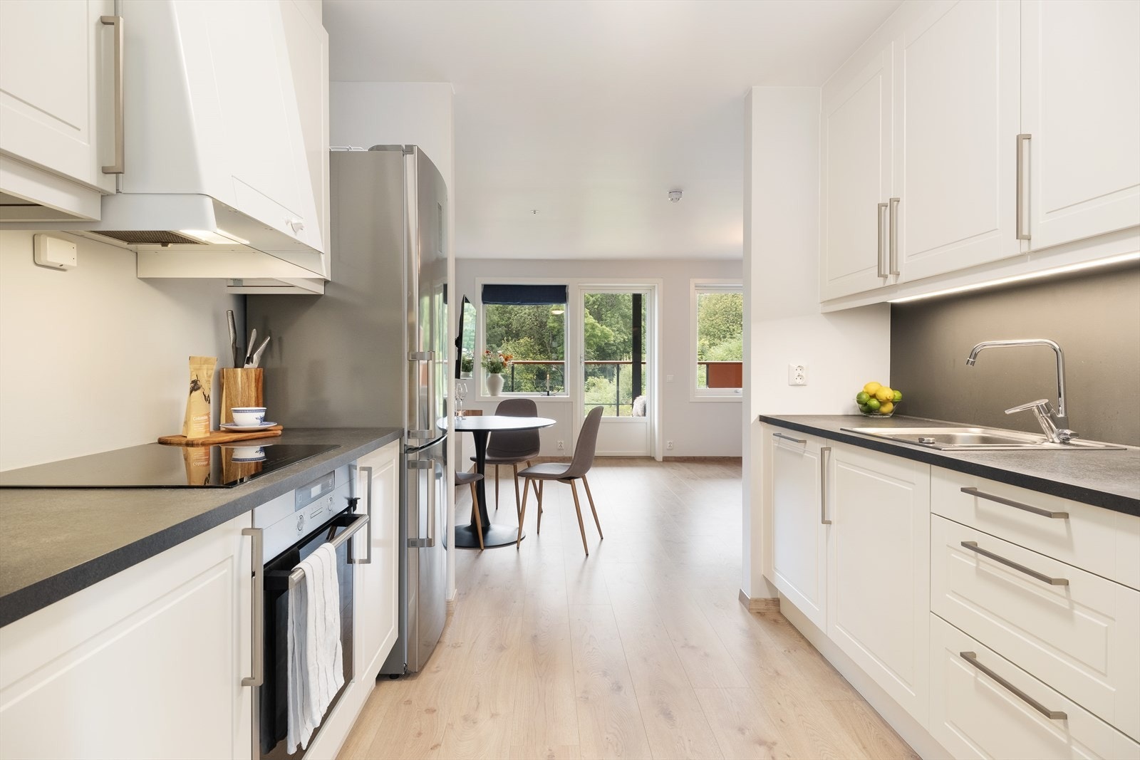 Tidlaust og fint kjøken frå HTH med lyse profilerte frontar og benkeplate i mørk laminat. Galleribilde