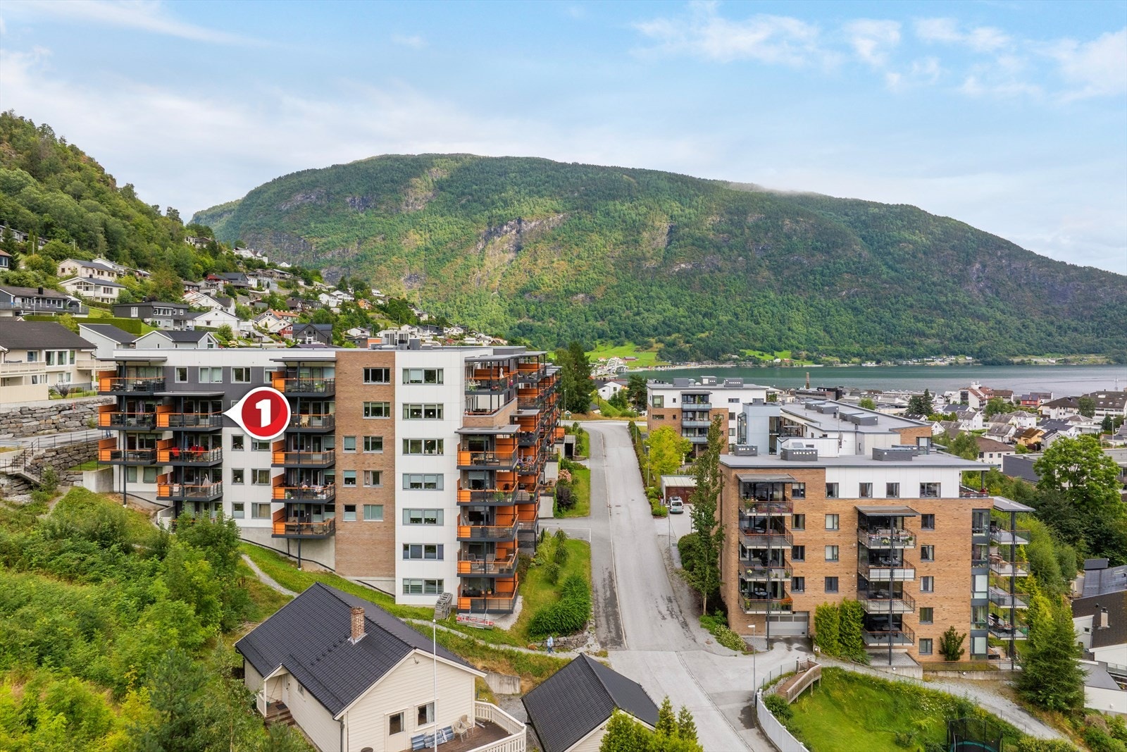 Her bur ein svært sentralt til med gåavstand til sentrum, skular, flotte turområder og det meste Sogndal har å by på. Galleribilde