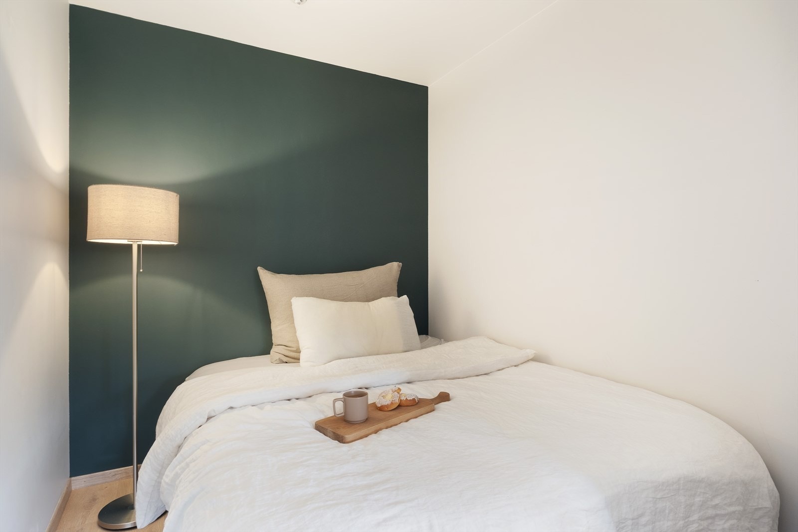 Leilegheita har sovealkove med tilkomst frå stove, med god plass til ei større seng og ønska møblering. Galleribilde