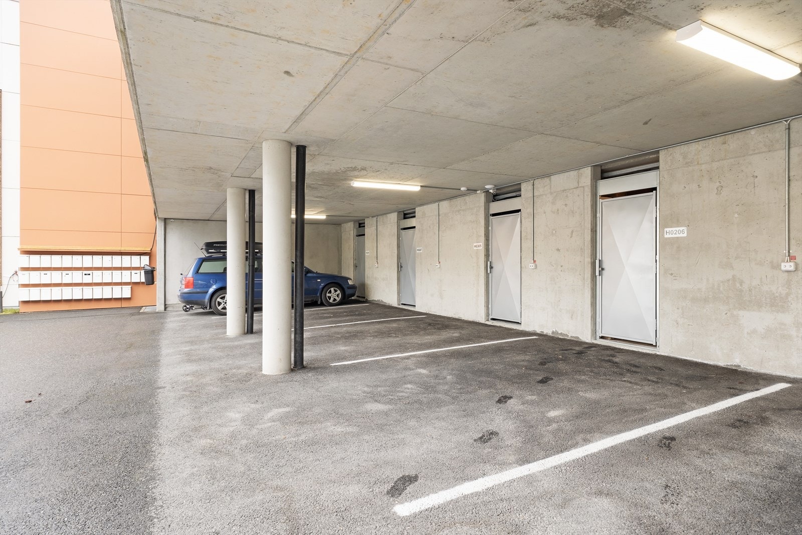 Parkeringsplass i carport samt god lagringsplass i sportsbod i bakkant. Galleribilde
