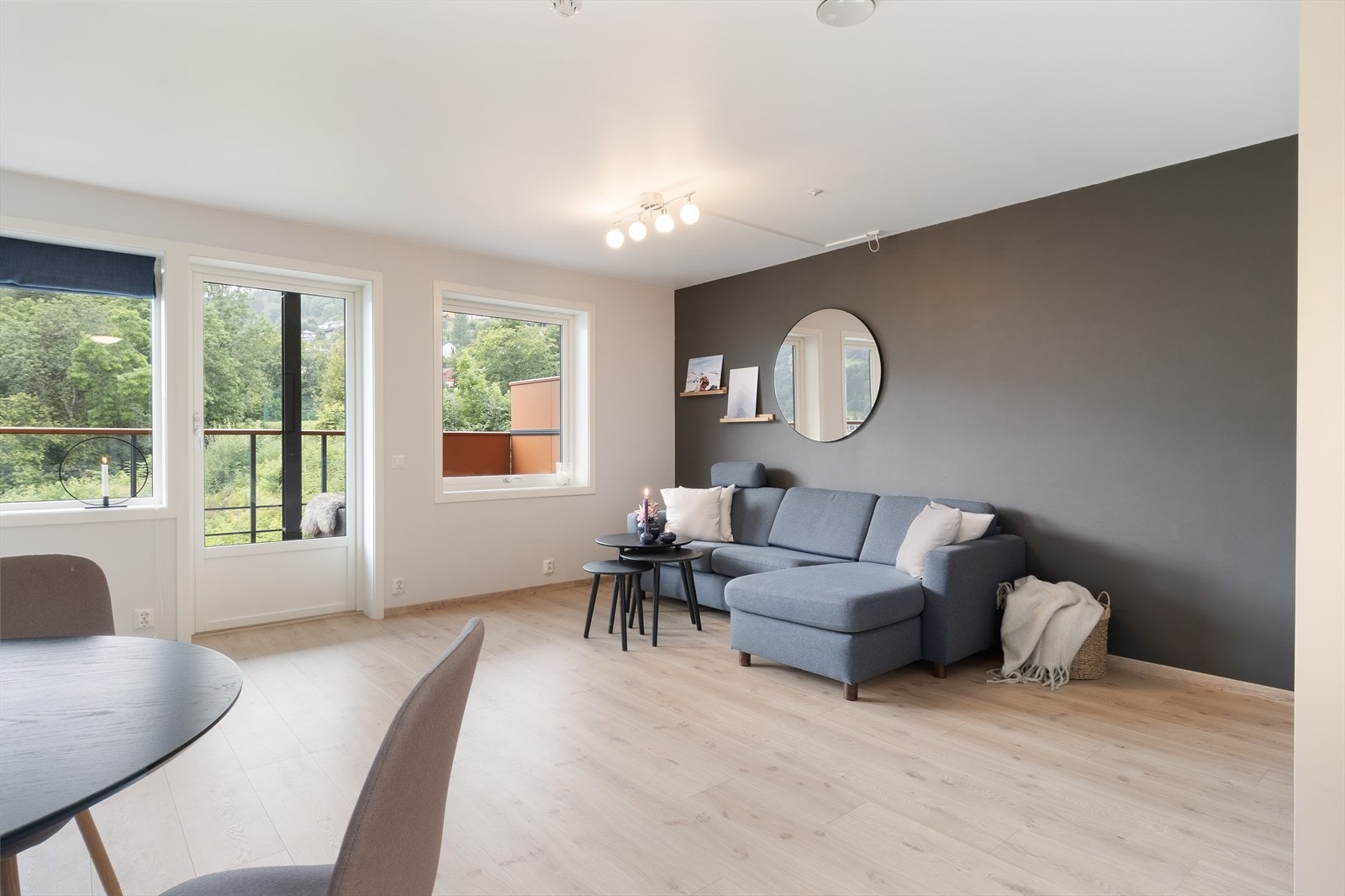 Opphaldsrommet har store vindauger i front som slepp inn mykje naturleg lys samt utgang til veranda. Galleribilde