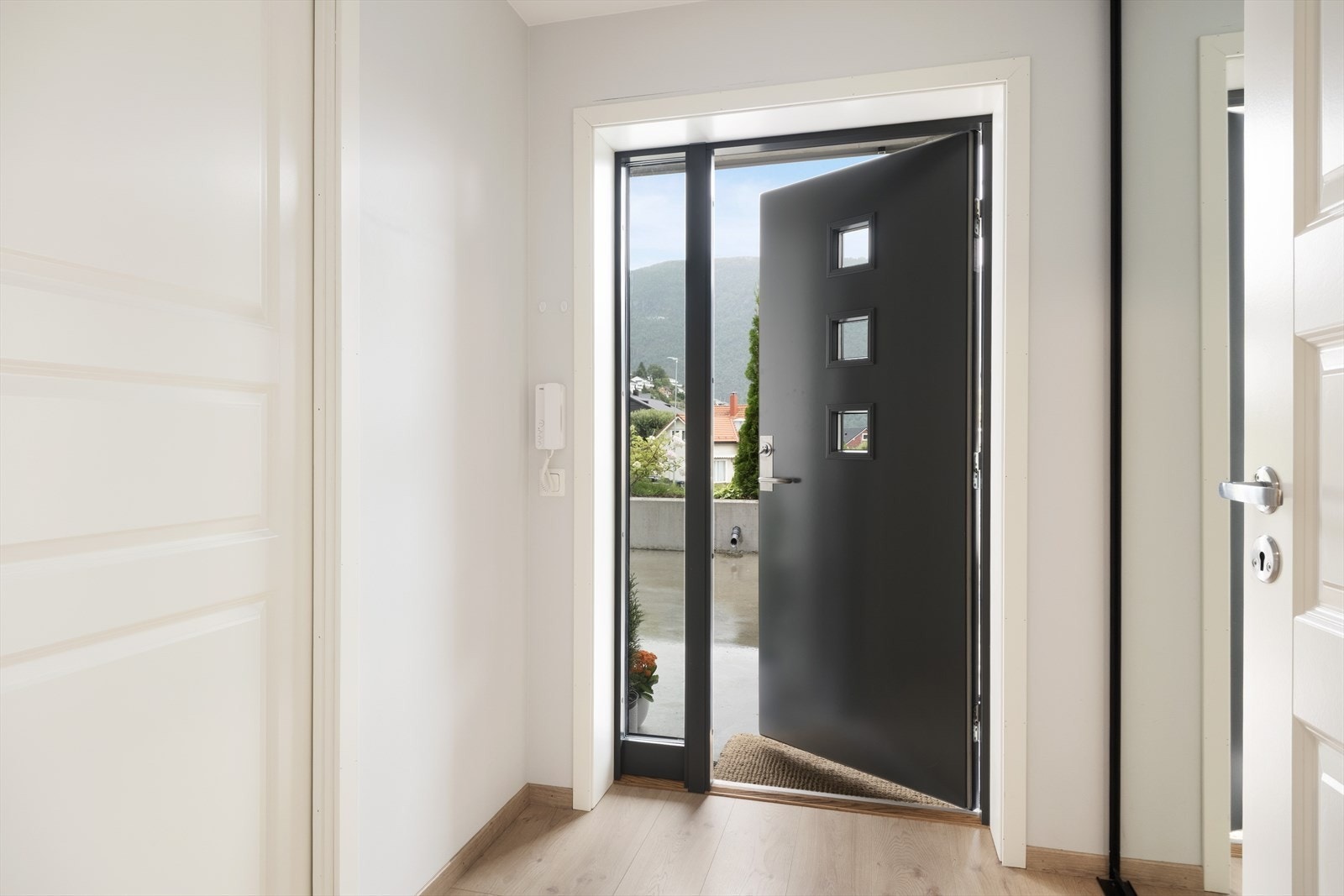 Velkommen inn! Lys og fin entré innreia med praktisk skyvedørsgarderobe. Galleribilde